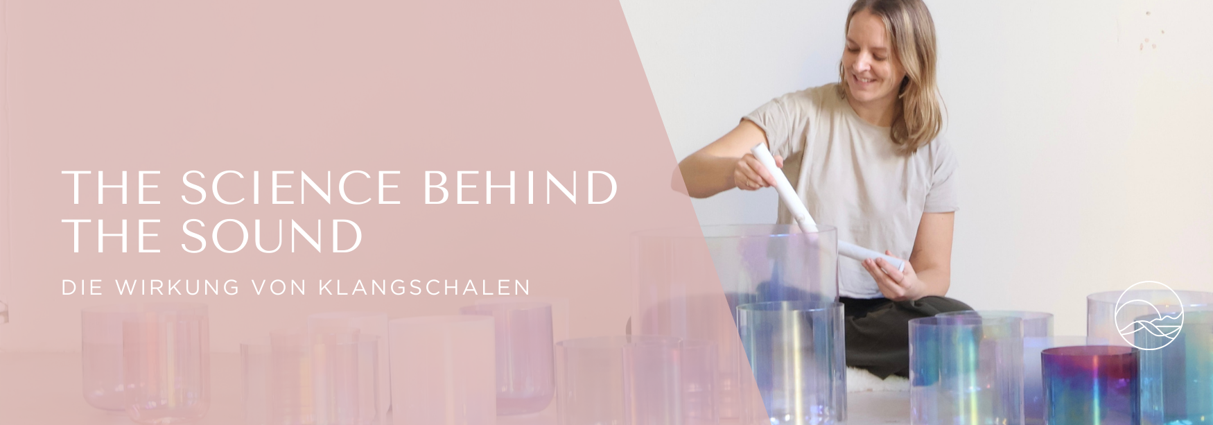 Senti Bowls Gründerin Anike mit ihren Kristallklangschalen während eines Soundbaths mit Kristallklangschalen