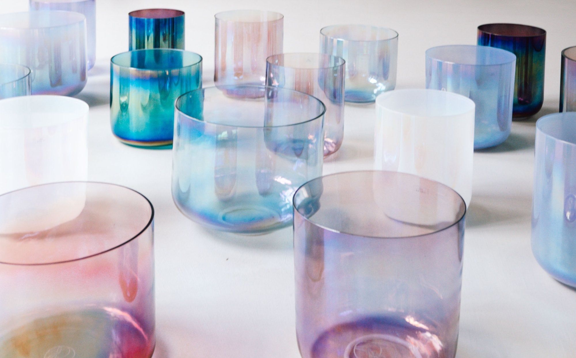 Ein Meer voller wunderschöner Kristallklangschalen für Sound Medtitationen und Soundbaths von Senti Bowls