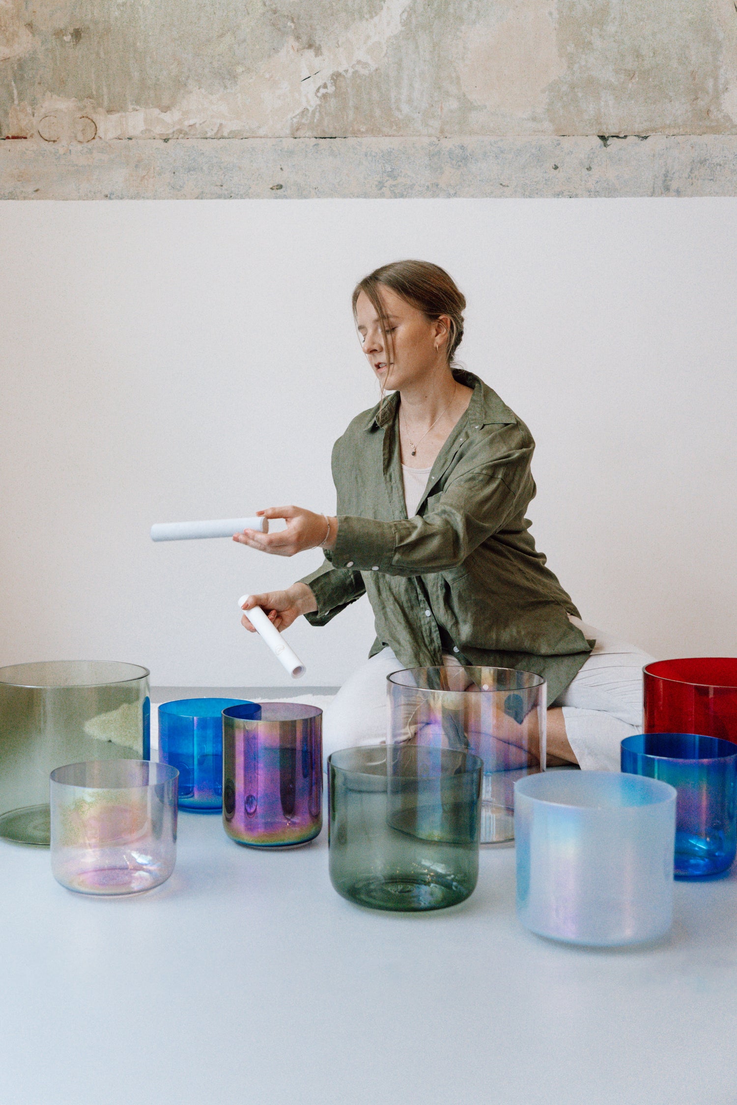 Senti Sound Practitioner Anike mit ihren Kristallklangschalen im MySenses Studio