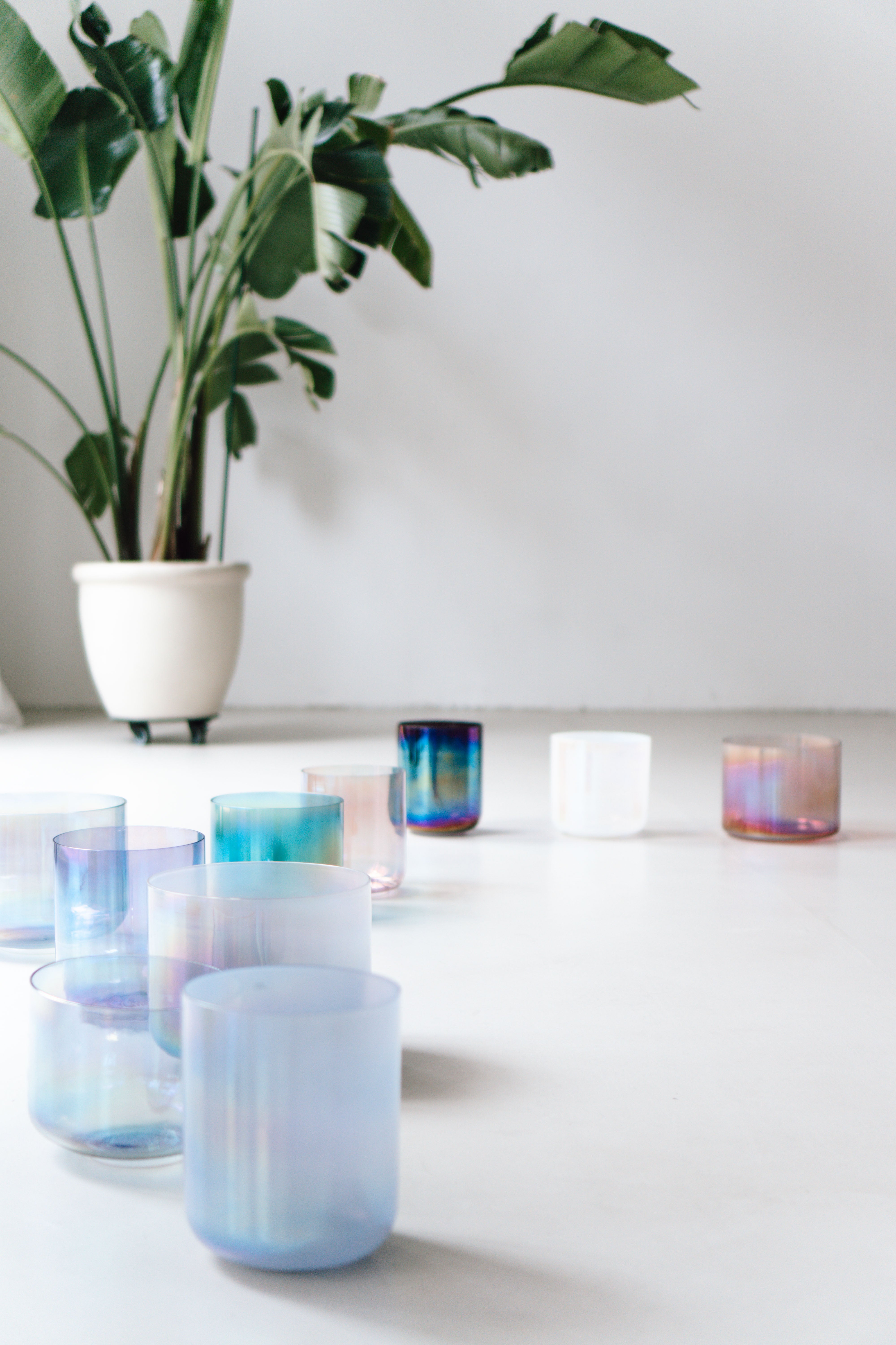 Wunderschöne Senti Bowls Kristallklangschalen-Set aus Quarzkristall, ideal für harmonische Soundbaths.