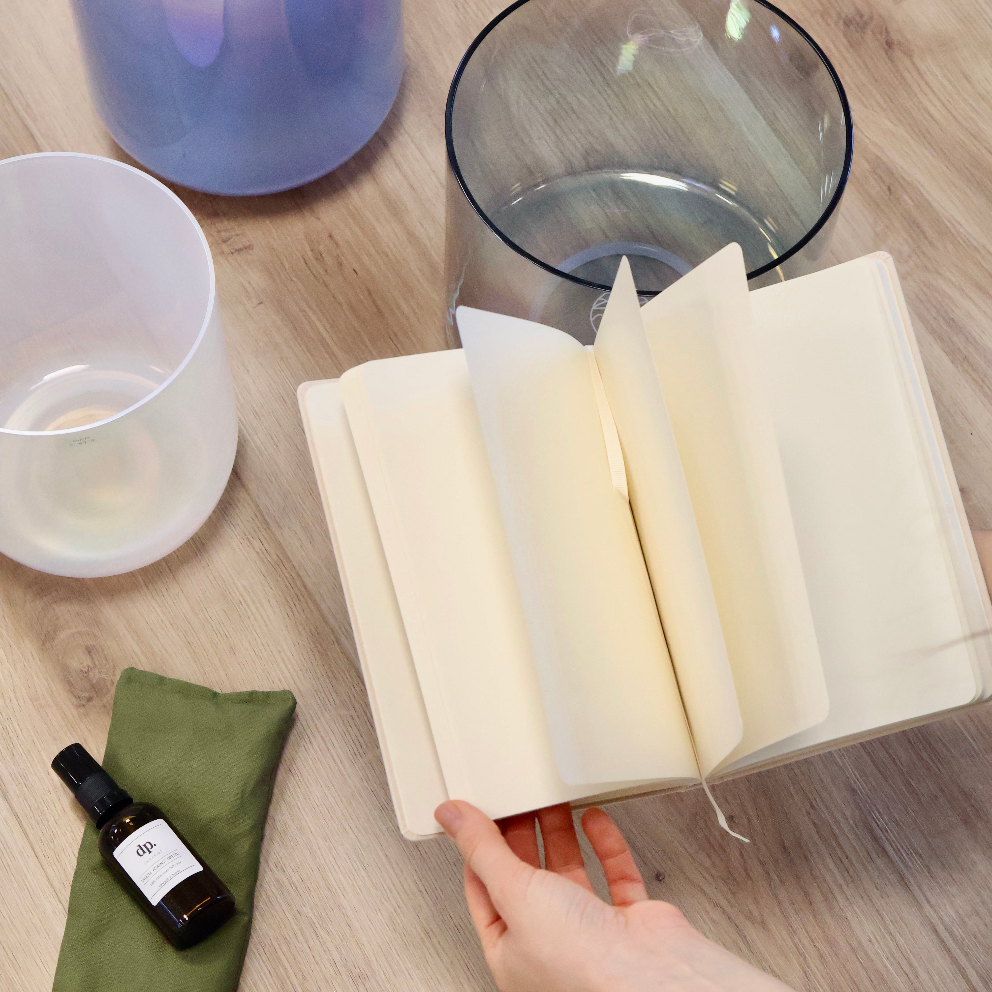 Lerne in dieser Masterclass, Sound Meditationen zu schreiben und zu sprechen – exklusiv für Teilnehmer:innen der Senti Bowls Trainings mit Kristallklangschalen in Berlin.