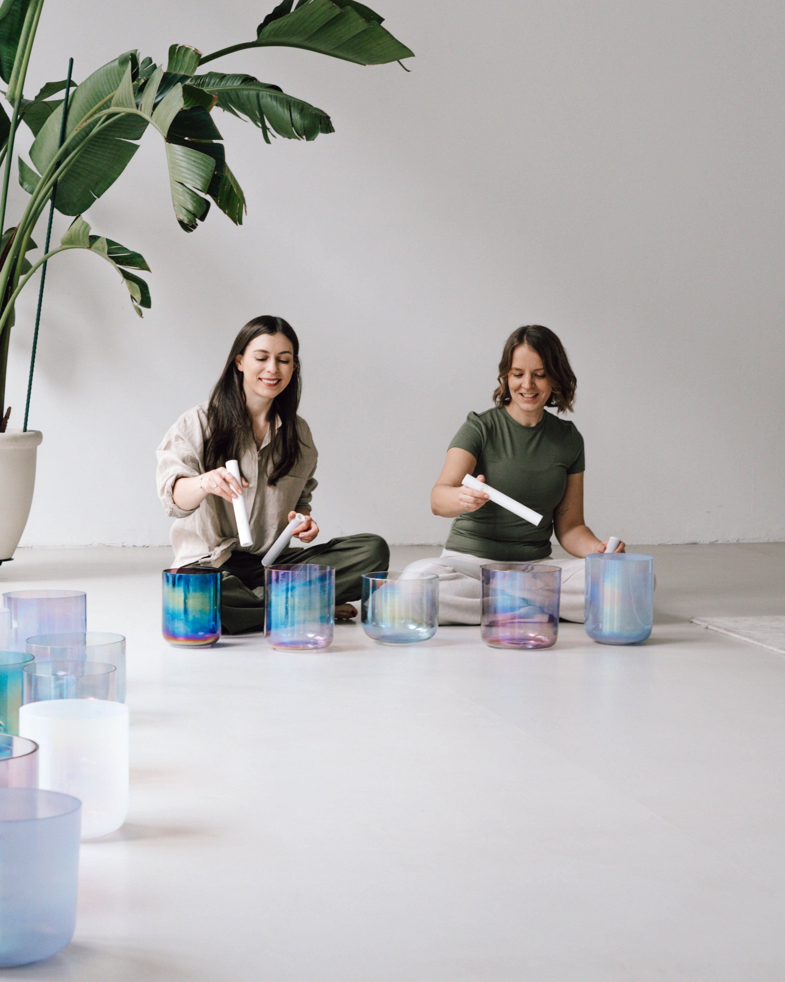 Sound Trainerinnen Lea und Anike mit Kristallklangschalen im Set – kraftvoll und harmonisch