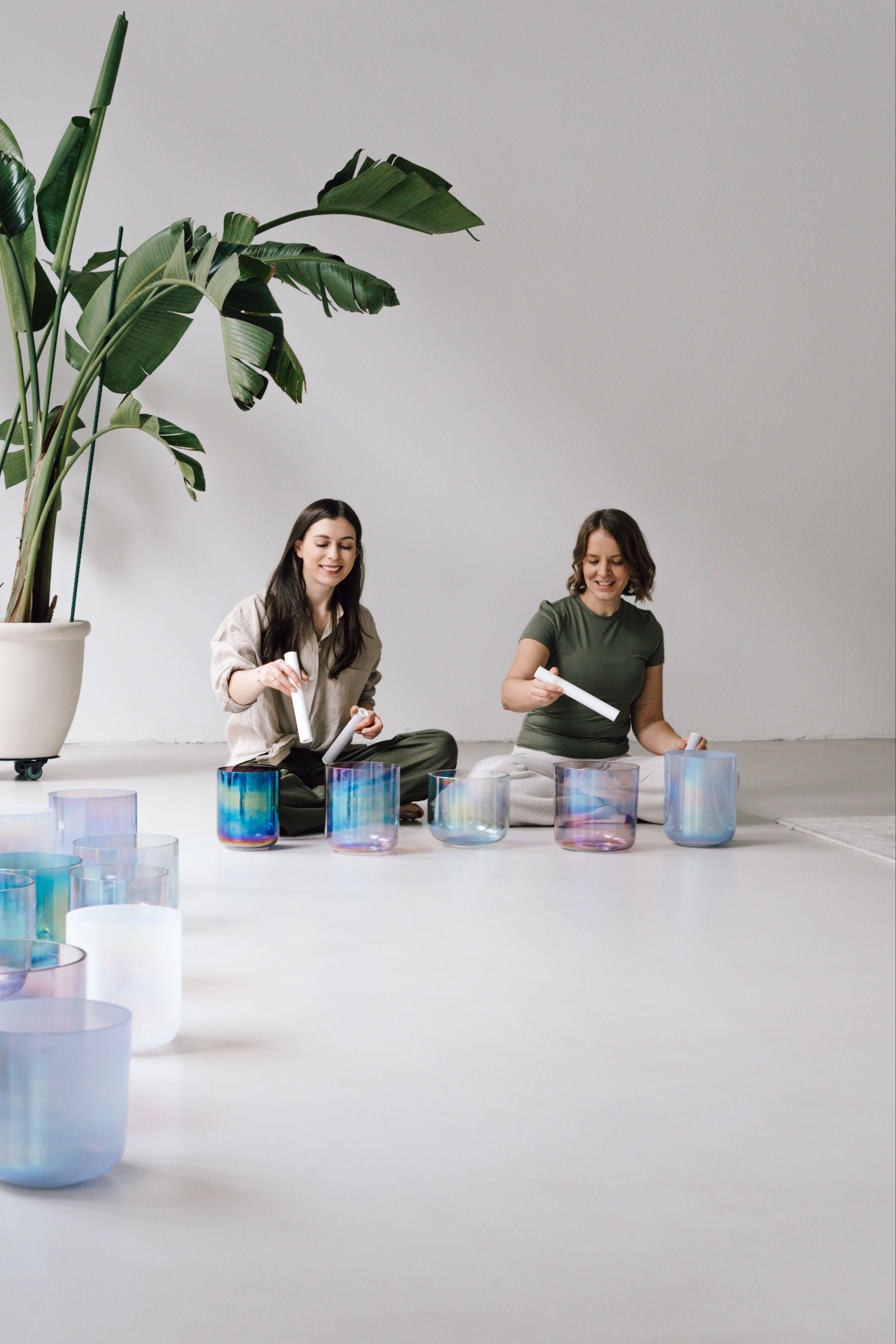 Lea und Anike bei einer gemeinsamen Sound Meditation mit den Senti Kristallklangschalen