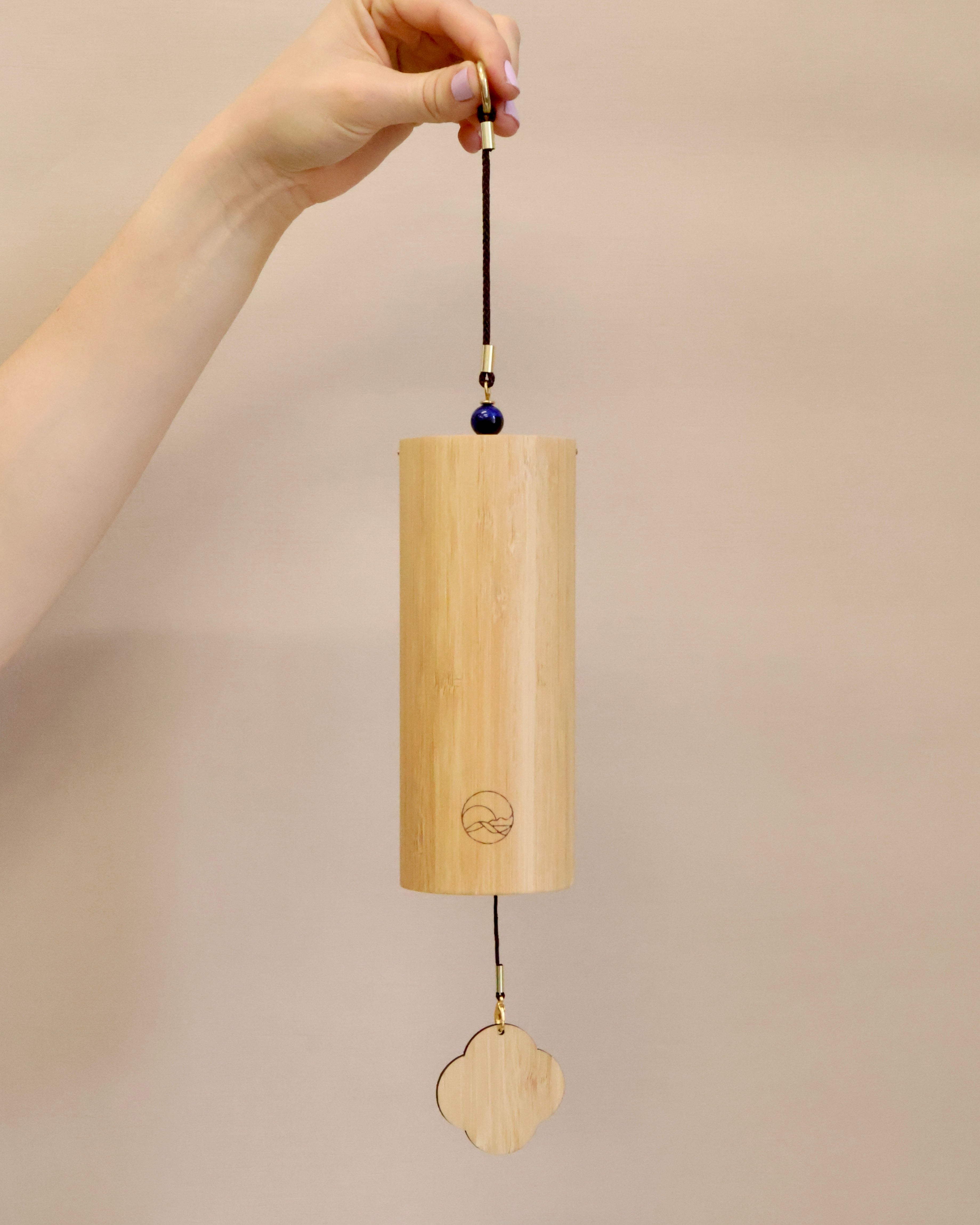 Handgefertigtes Klangspiel von Senti Bowls – harmonische Klänge für Tiefenentspannung und Sound Meditation mit Kirstallklangschalen.