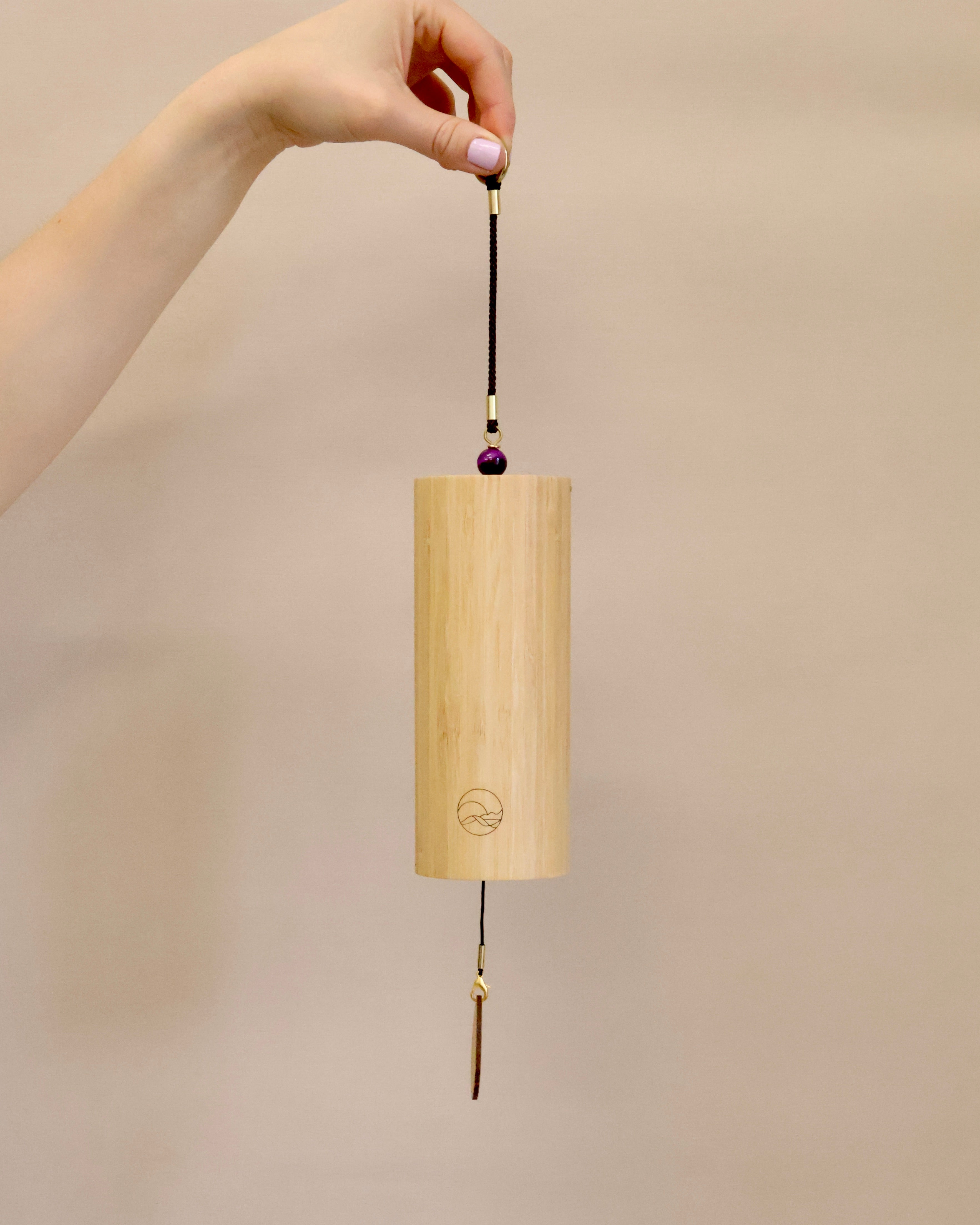 Handgefertigtes Klangspiel von Senti Bowls – harmonische Klänge für Tiefenentspannung und Sound Meditation mit Kirstallklangschalen.