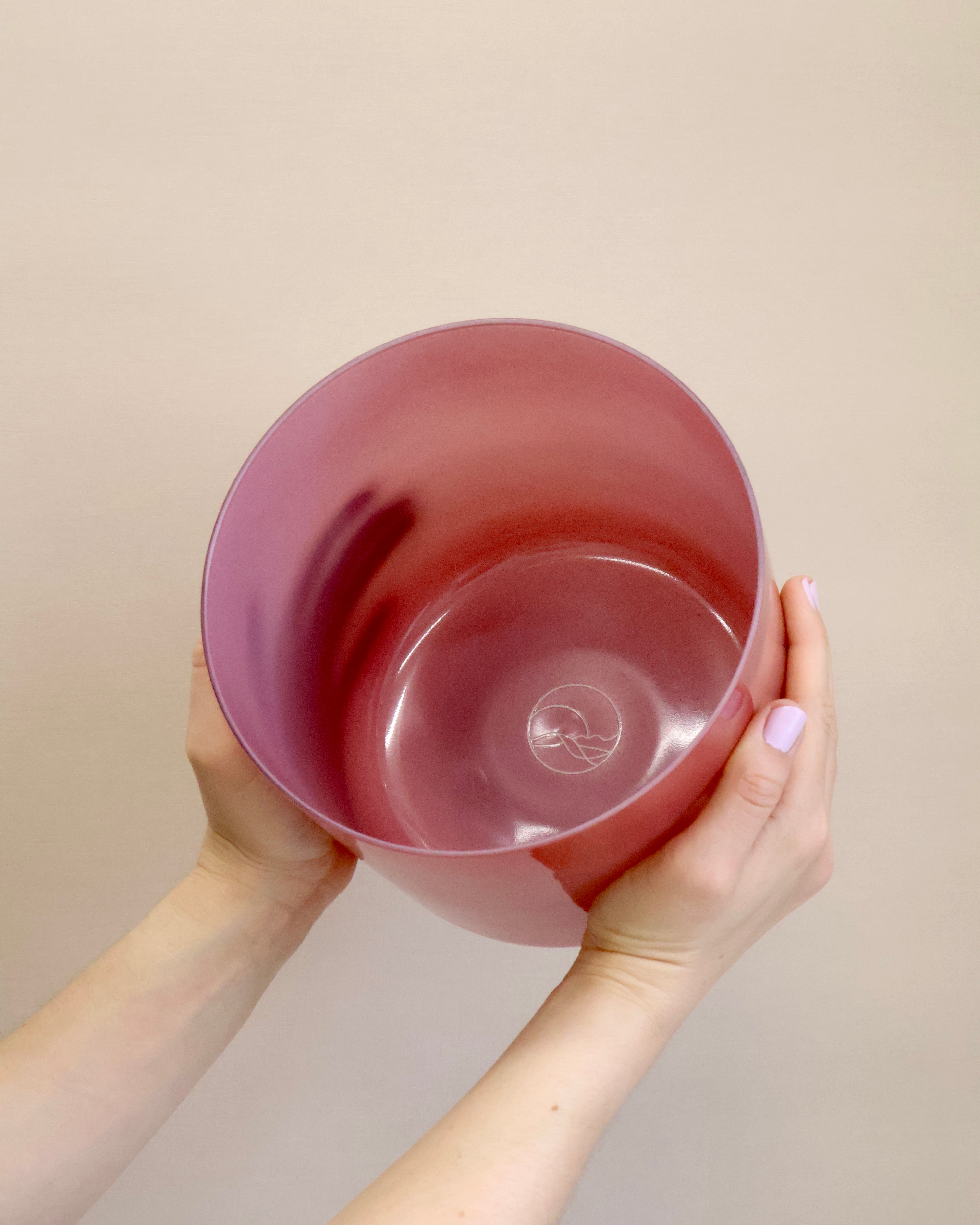 Senti Bowls Kristallklangschale Nio für Sound Meditation im wunderschönen rot-Ton A