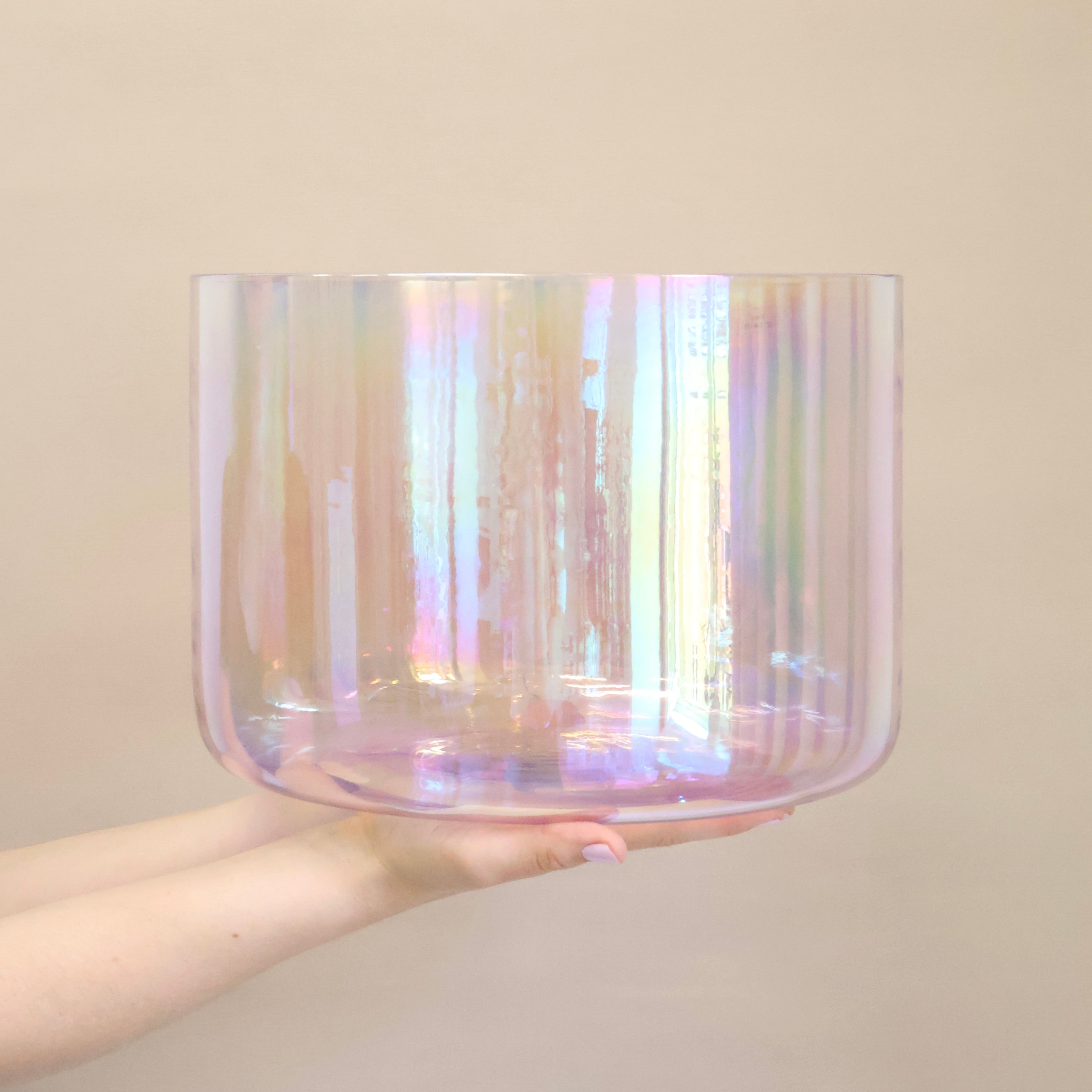 Hochwertige Kristallklangschale aus Quarzkristall – die Senti Bowl im natürlichen Licht