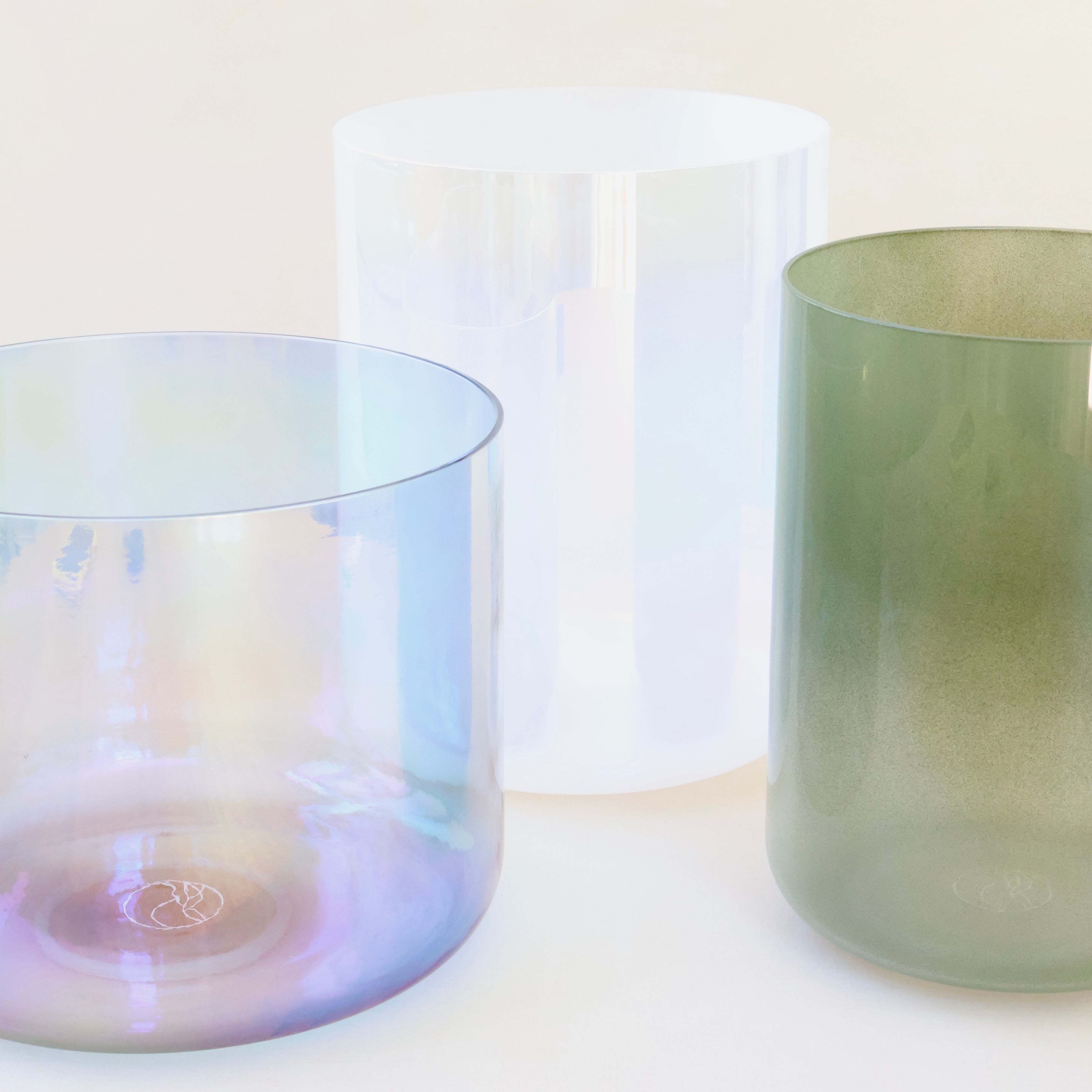 Senti Bowls Serenity: Handgefertigtes Quarzkristall-Set mit harmonischen Intervallen für immersive Sound Meditation in Studios.