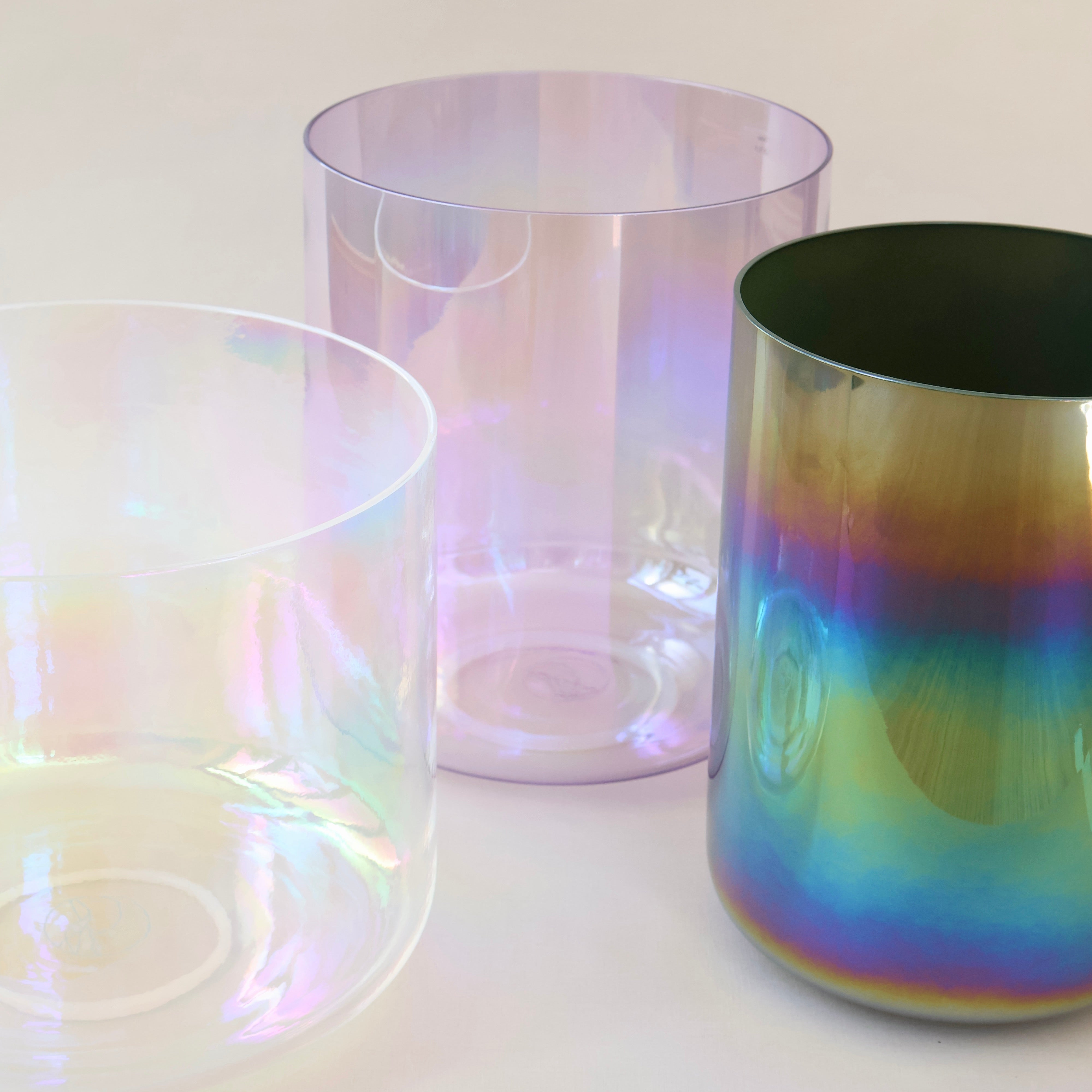 Das Soul-Set von Senti Bowls: Aufeinander abgestimmte Kristallklangschalen für harmonische Sound Meditation – handgefertigt aus Quarz.