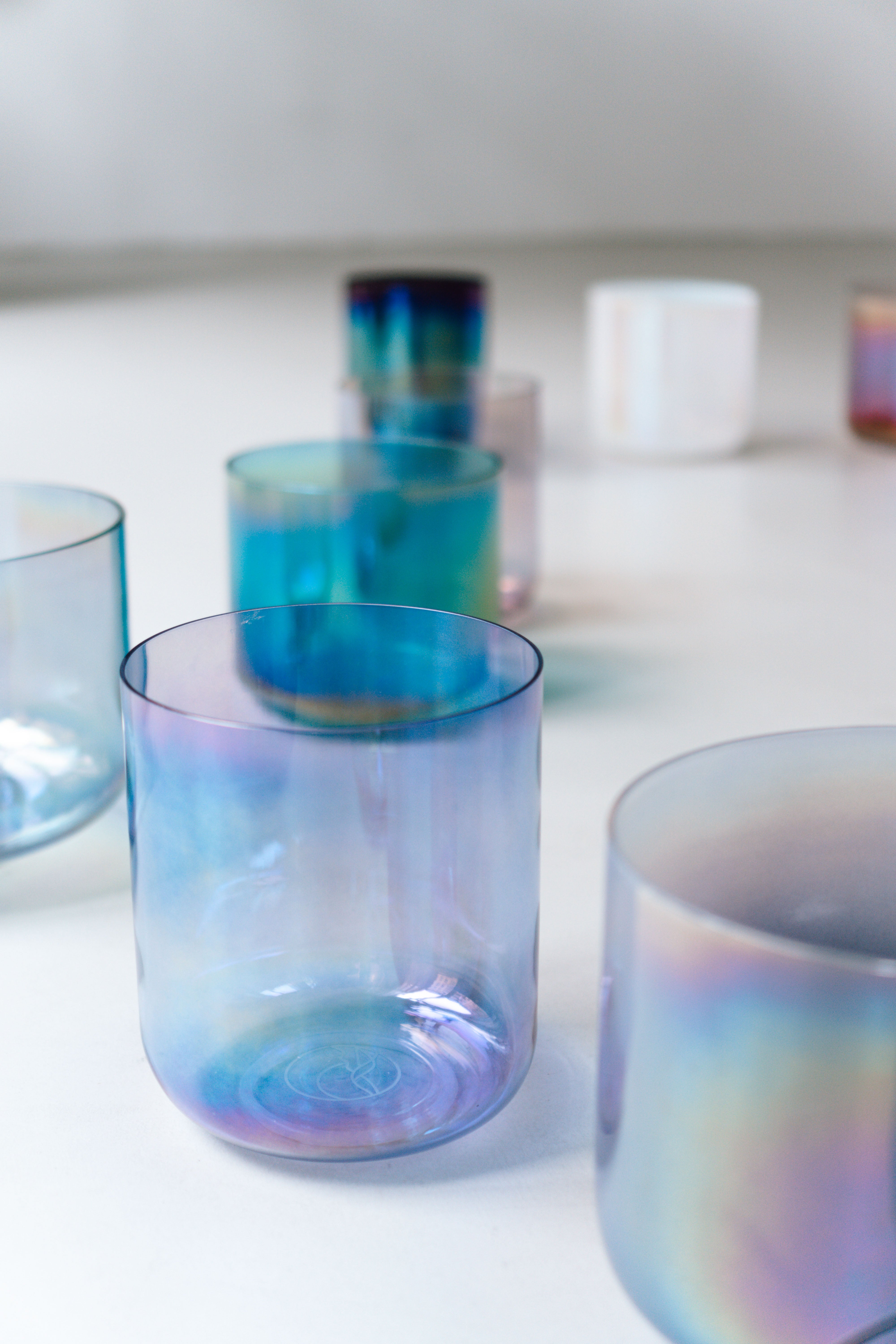 Wunderschöne Senti Bowls Kristallklangschalen aus Quarzkristall in einem modernen Studio, begeistern mit klarem Klang für Sound Meditation.