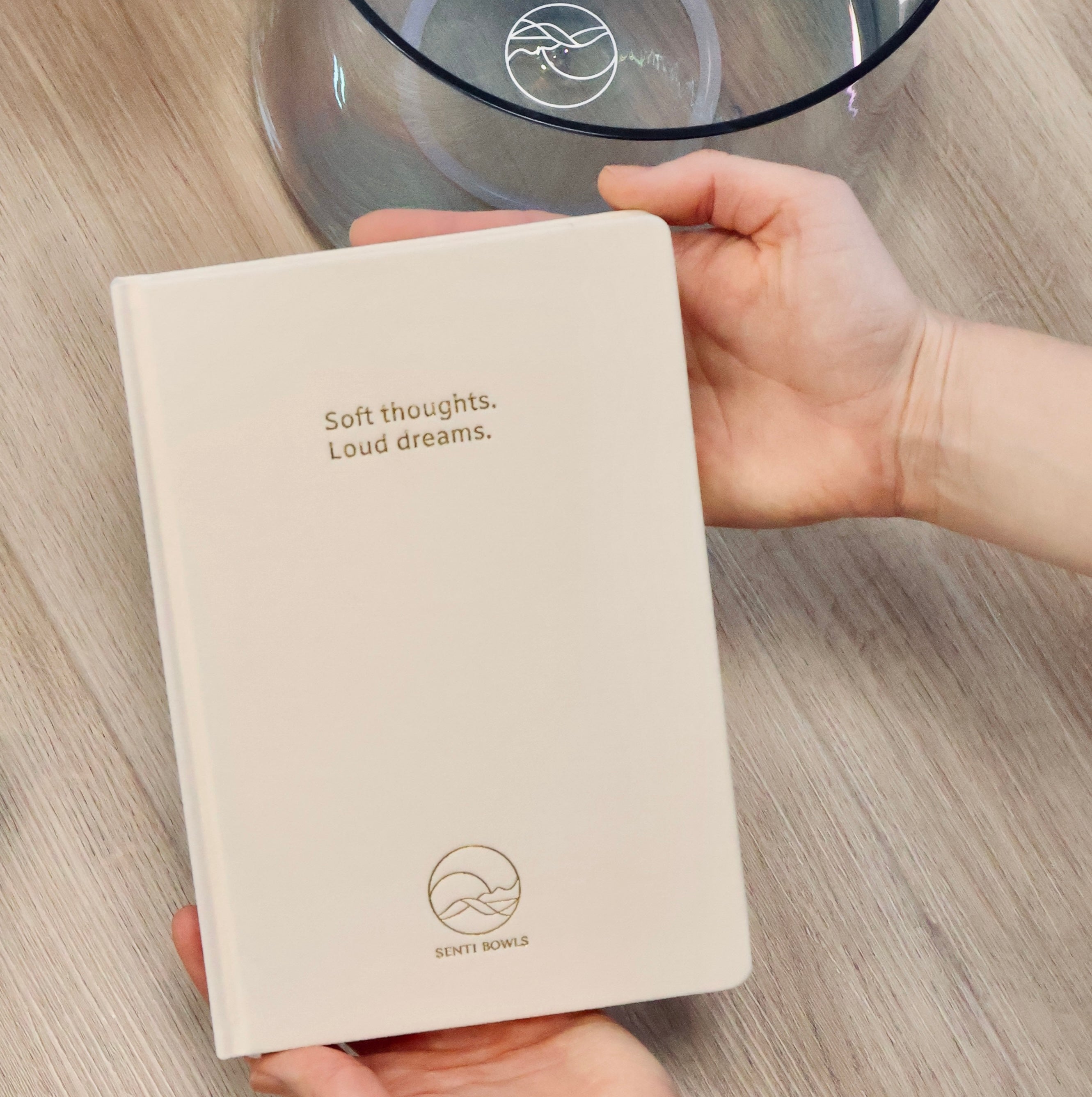 Senti Notizbuch zum Aufschreiben von Gedanken und Erkenntnissen nach einer Sound-Meditation – hochwertiges, minimalistisches Achtsamkeitsjournal.