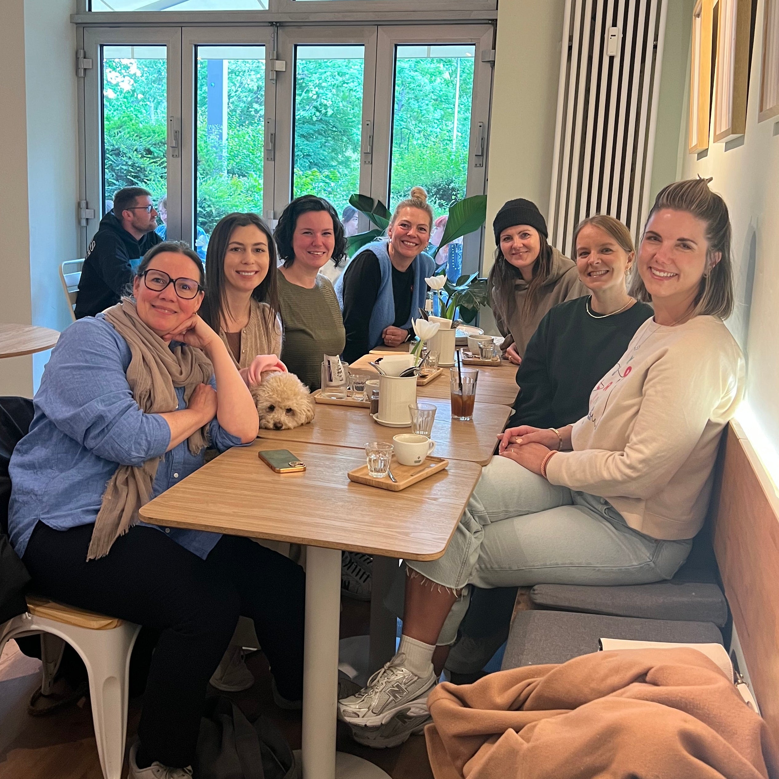 Senti Bowls Kristallklangschale aus Quarzkristall in einem Home-Setup, perfekt für entspannende Klangschalen-Meditation.