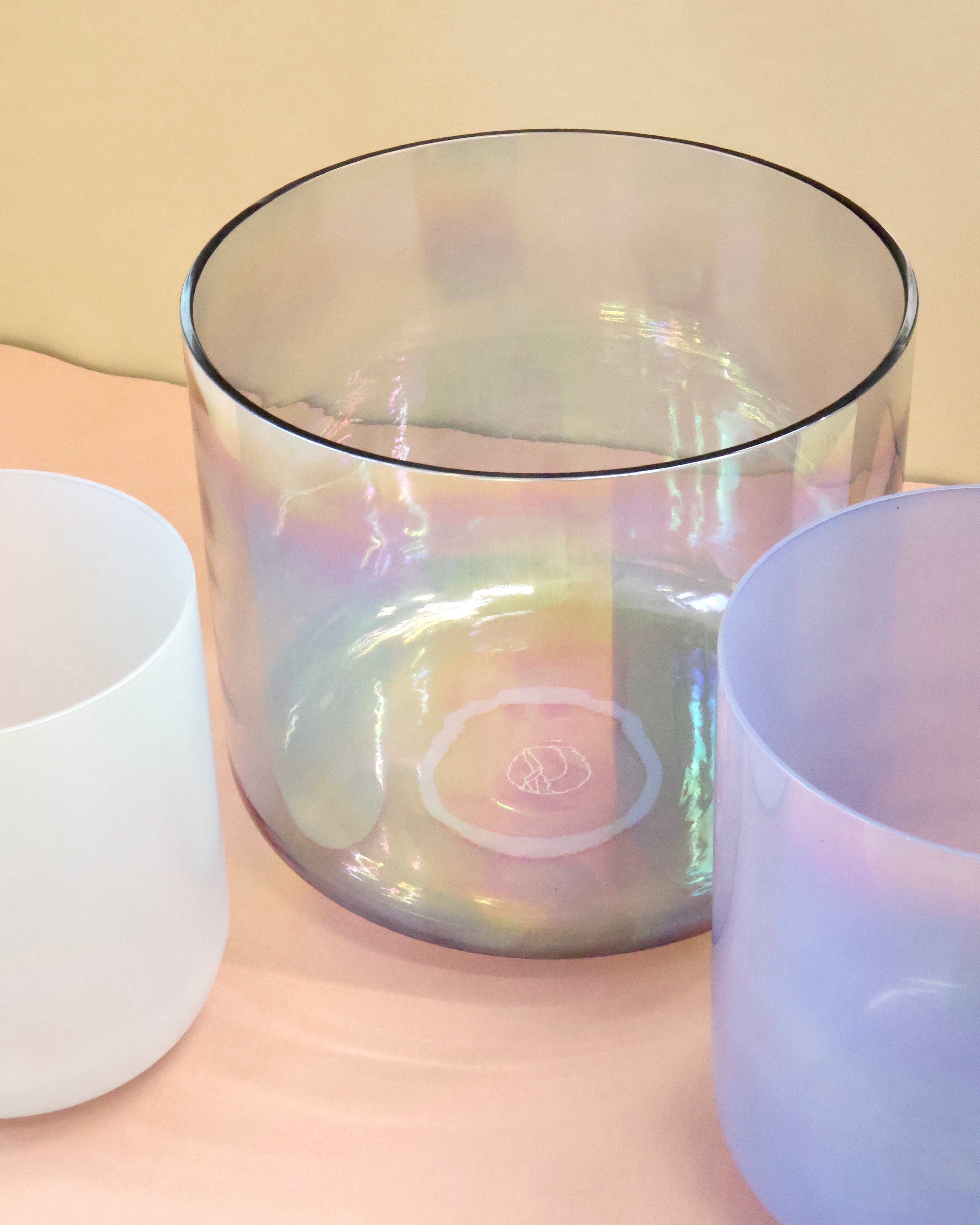 Das perfekte Set für Sound Meditationen in der Natur oder in großen Studios. Das harmonisierte Kristallklangschalen Set Align mit 3 Crystal Singing Bowls von Senti Bowls ist perfekt für Spas, Studios und für Yoga Lehrerinnen.