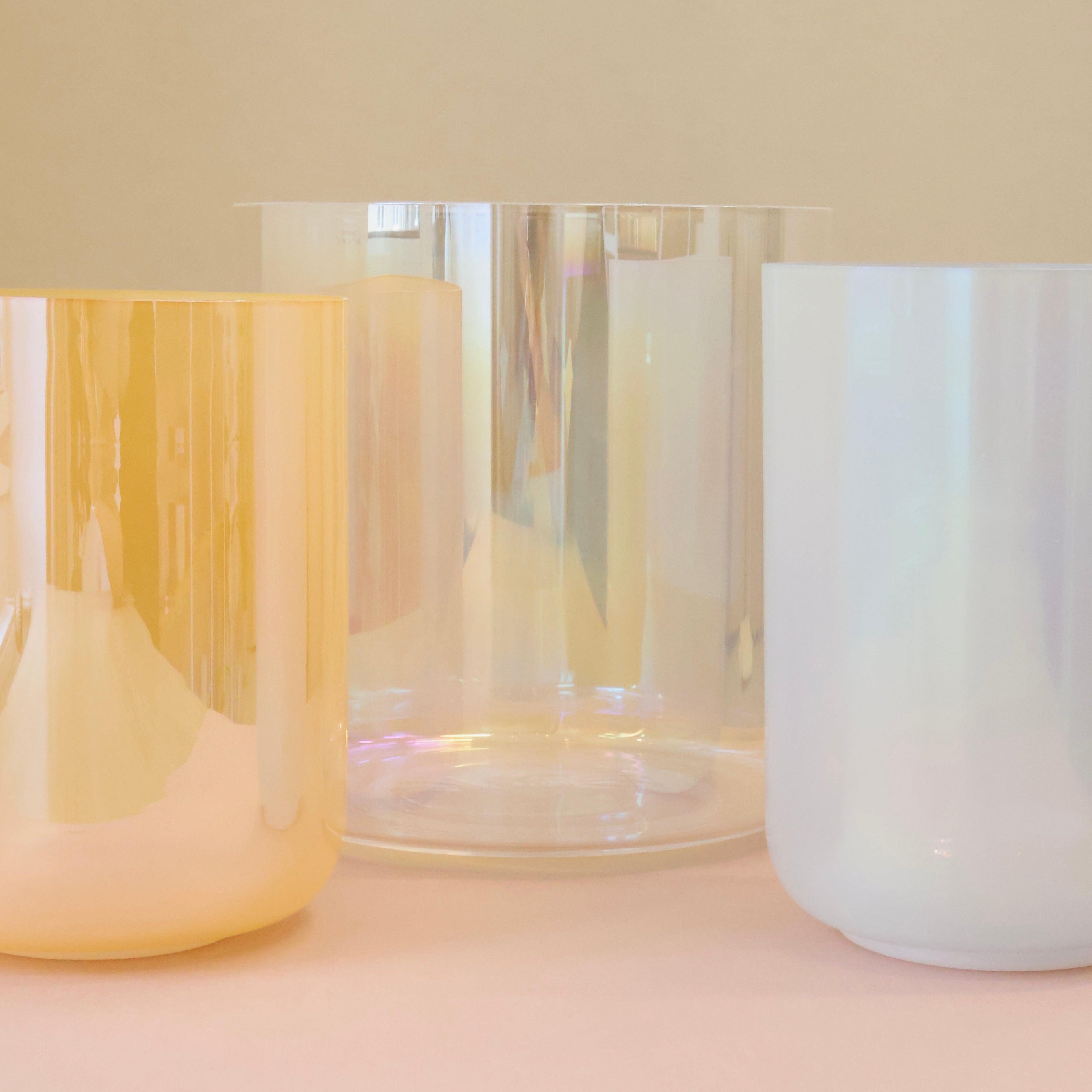 Das perfekte Anfänger Set für Sound Meditationen. Das harmonisierte Kristallklangschalen Set Flourish mit 3 Crystal Singing Bowls von Senti Bowls ist perfekt für die private Nutzung und für Yoga Lehrerinnen.