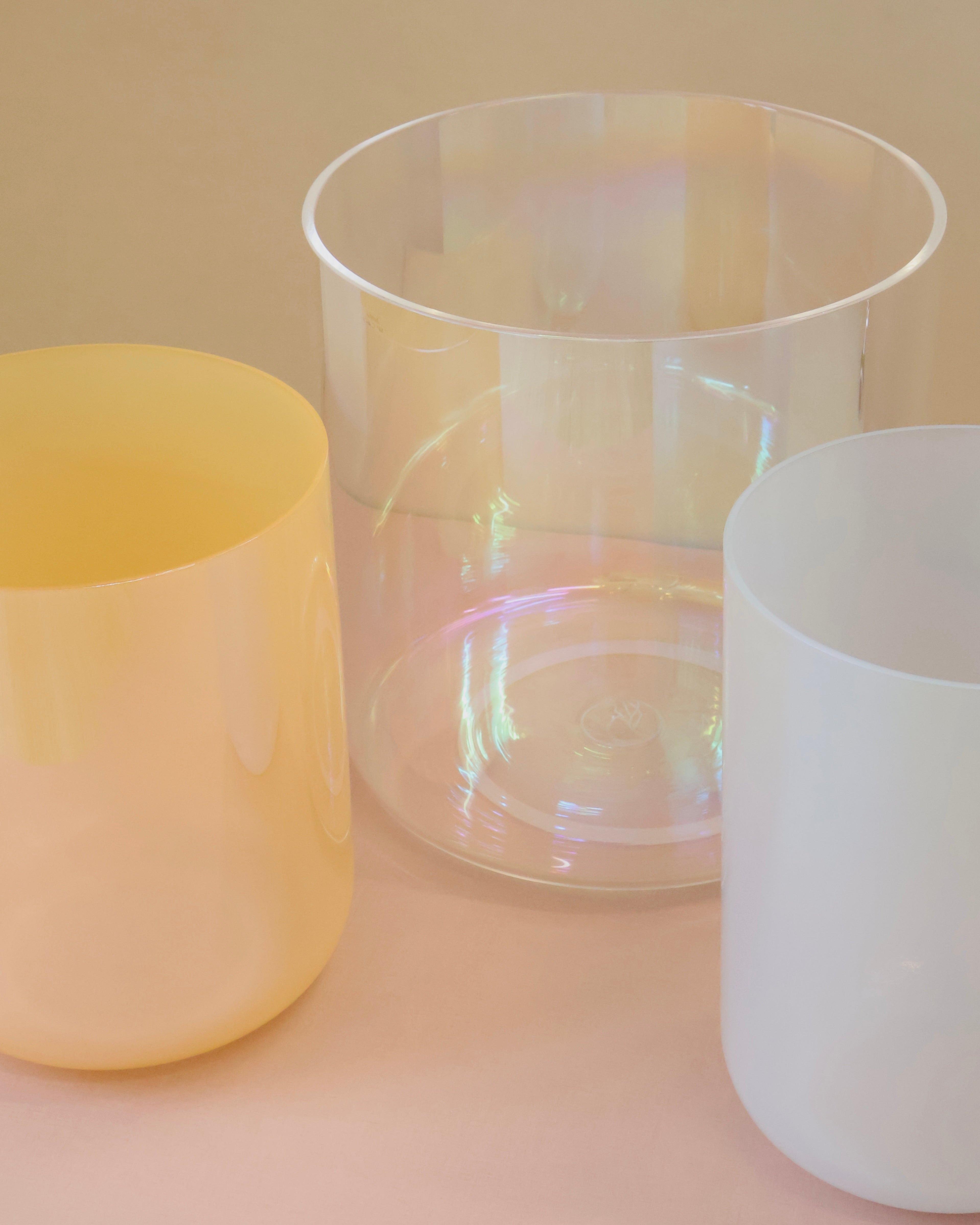 Das perfekte Anfänger Set für Sound Meditationen. Das harmonisierte Kristallklangschalen Set Flourish mit 3 Crystal Singing Bowls von Senti Bowls ist perfekt für die private Nutzung und für Yoga Lehrerinnen.