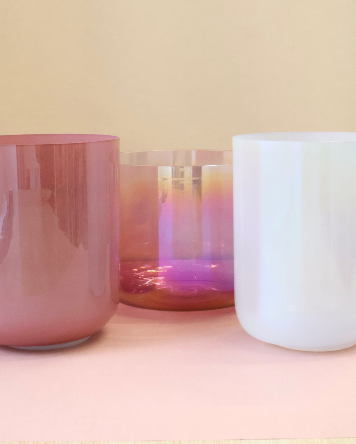 Kristallklangschalen Set Soul von Senti Bowls in wunderschönen Beeren Tönen und Weiß zum Spielen von Sound Meditationen. Das harminisierte Set ist für Anfänger geeignet