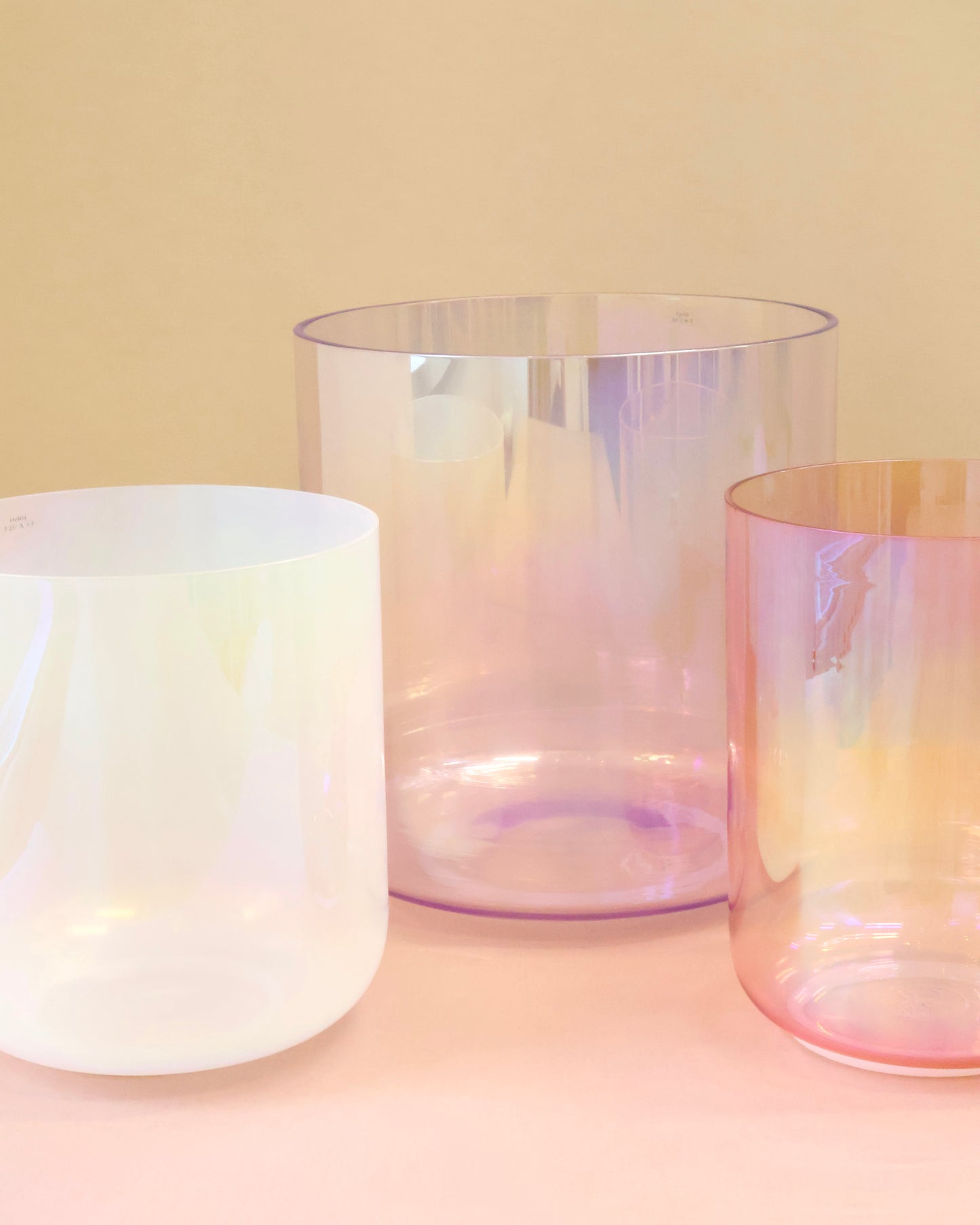 Das perfekte Anfänger Set für Sound Meditationen. Das harmonisierte Kristallklangschalen Set Whisper mit 3 Crystal Singing Bowls von Senti Bowls ist perfekt für die private Nutzung und für Yoga Lehrerinnen in großen Studios-