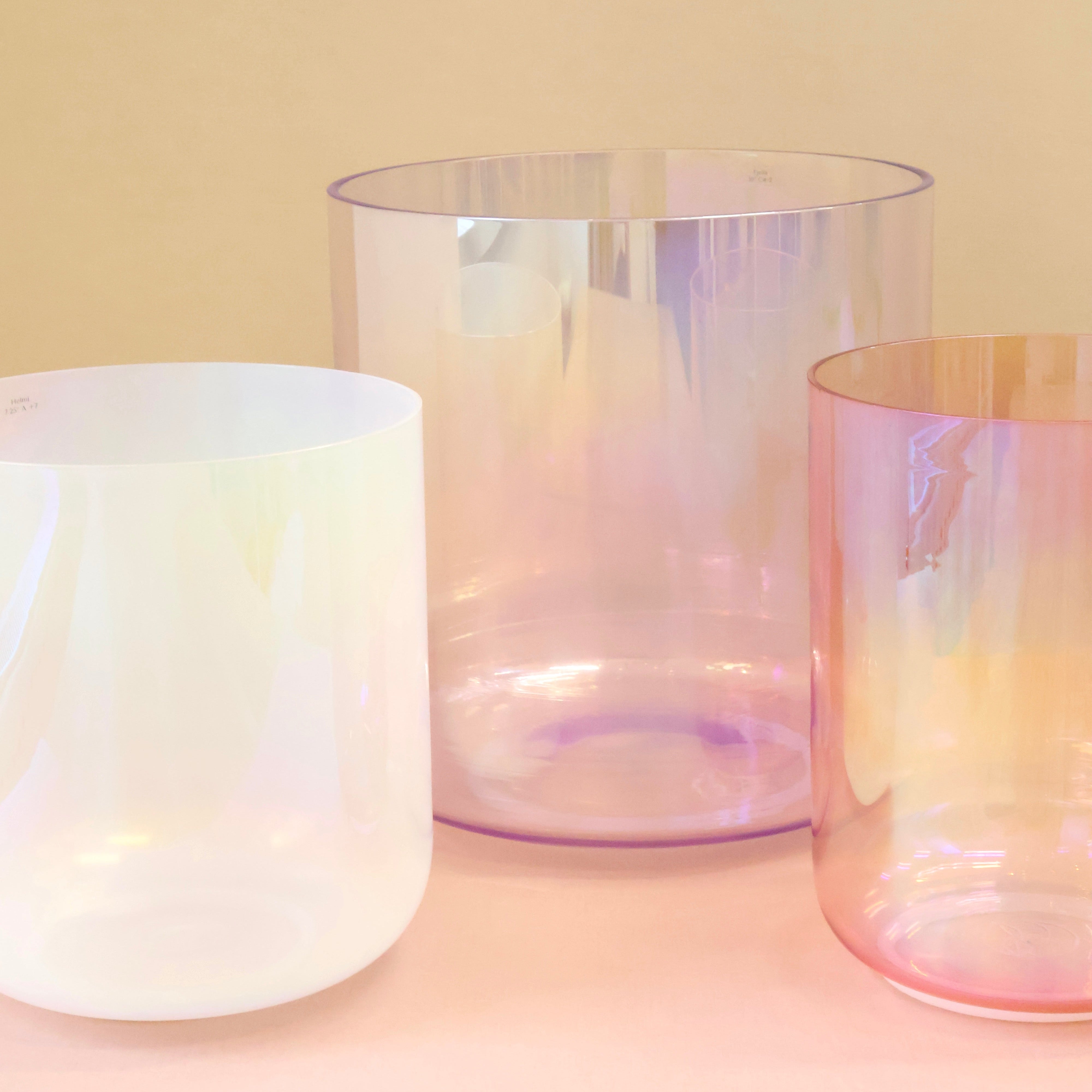 Das perfekte Anfänger Set für Sound Meditationen. Das harmonisierte Kristallklangschalen Set Whisper mit 3 Crystal Singing Bowls von Senti Bowls ist perfekt für die private Nutzung und für Yoga Lehrerinnen in großen Studios-