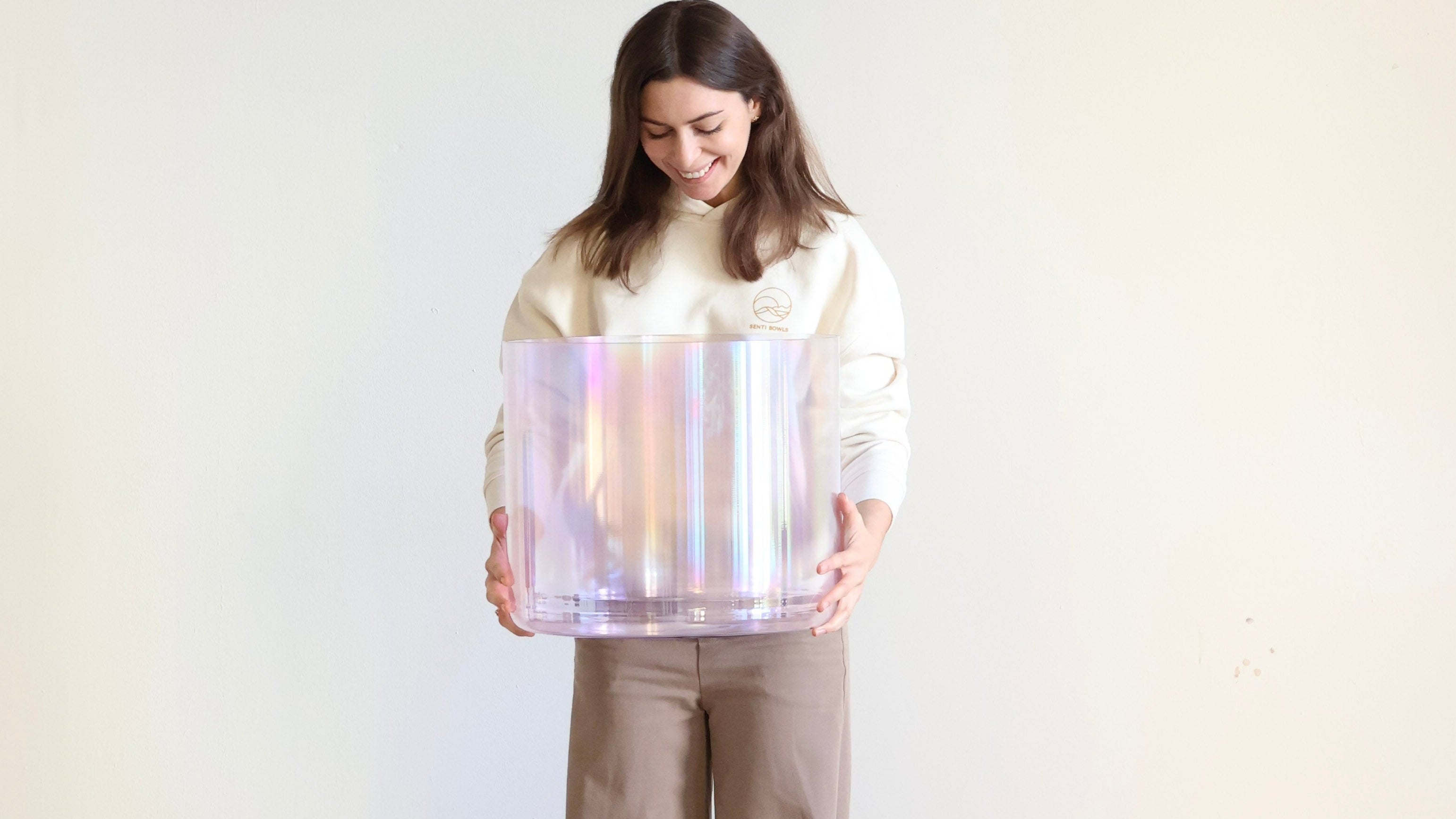 Lea mit der größten Kristallklangschalen aus der Deep Resonance Collection von Senti Bowls