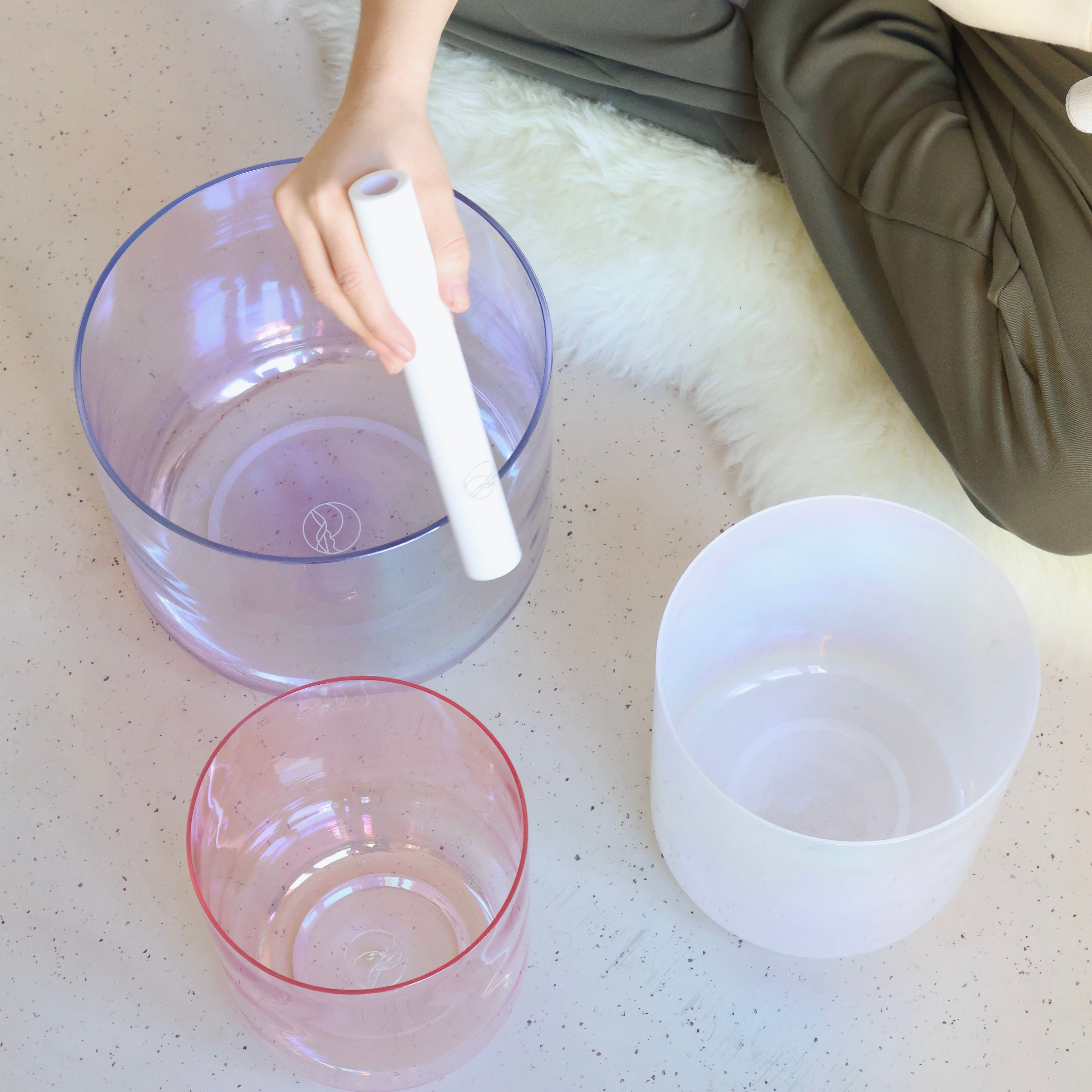 Wunderschöne Senti Bowls Kristallklangschalen aus Quarzkristall in einem modernen Studio, begeistern mit klarem Klang für Sound Meditation.