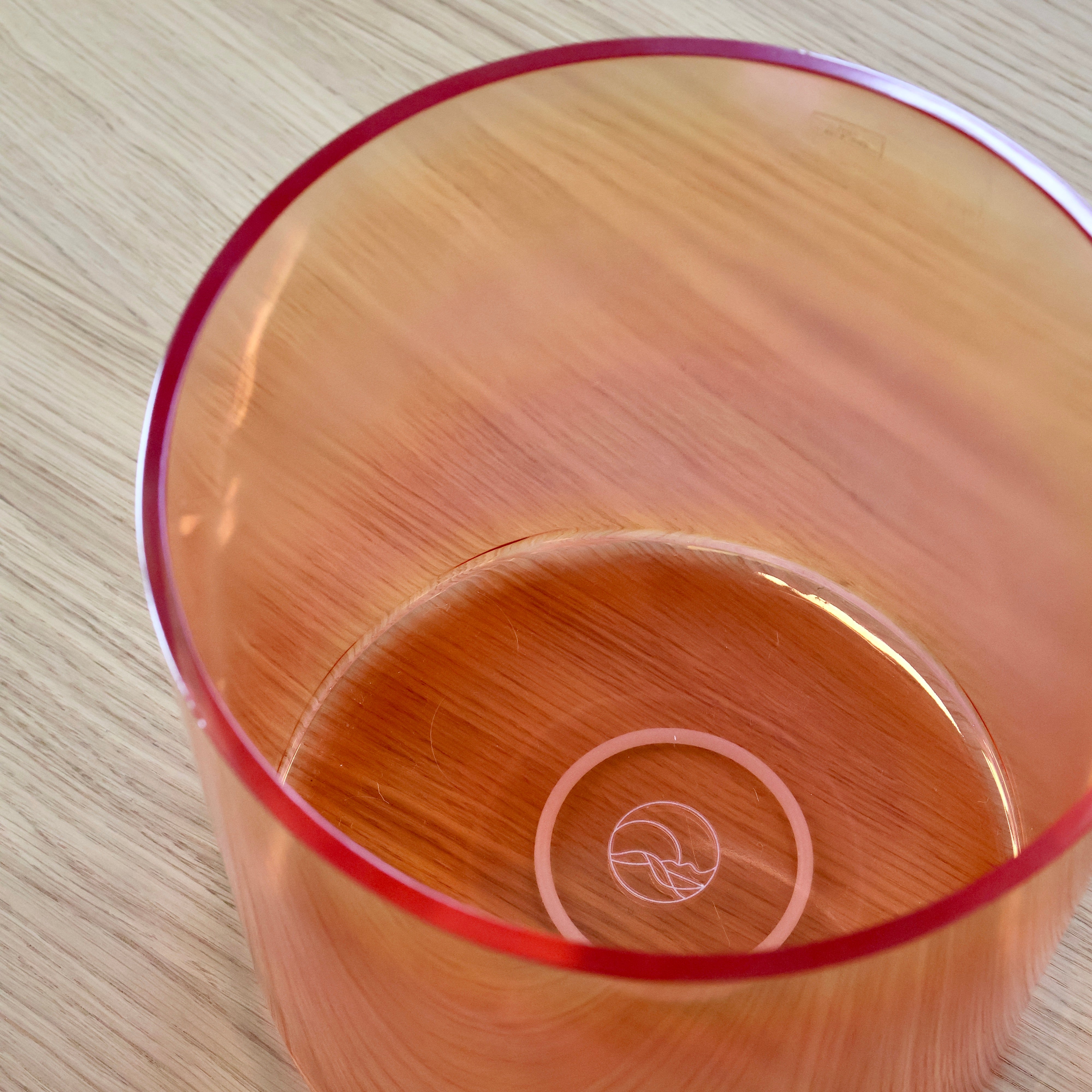 Erlebe die Niya Klangschale von Senti Bowls – handgefertigter Quarzkristall für klangvolle, wissenschaftlich fundierte Meditation.