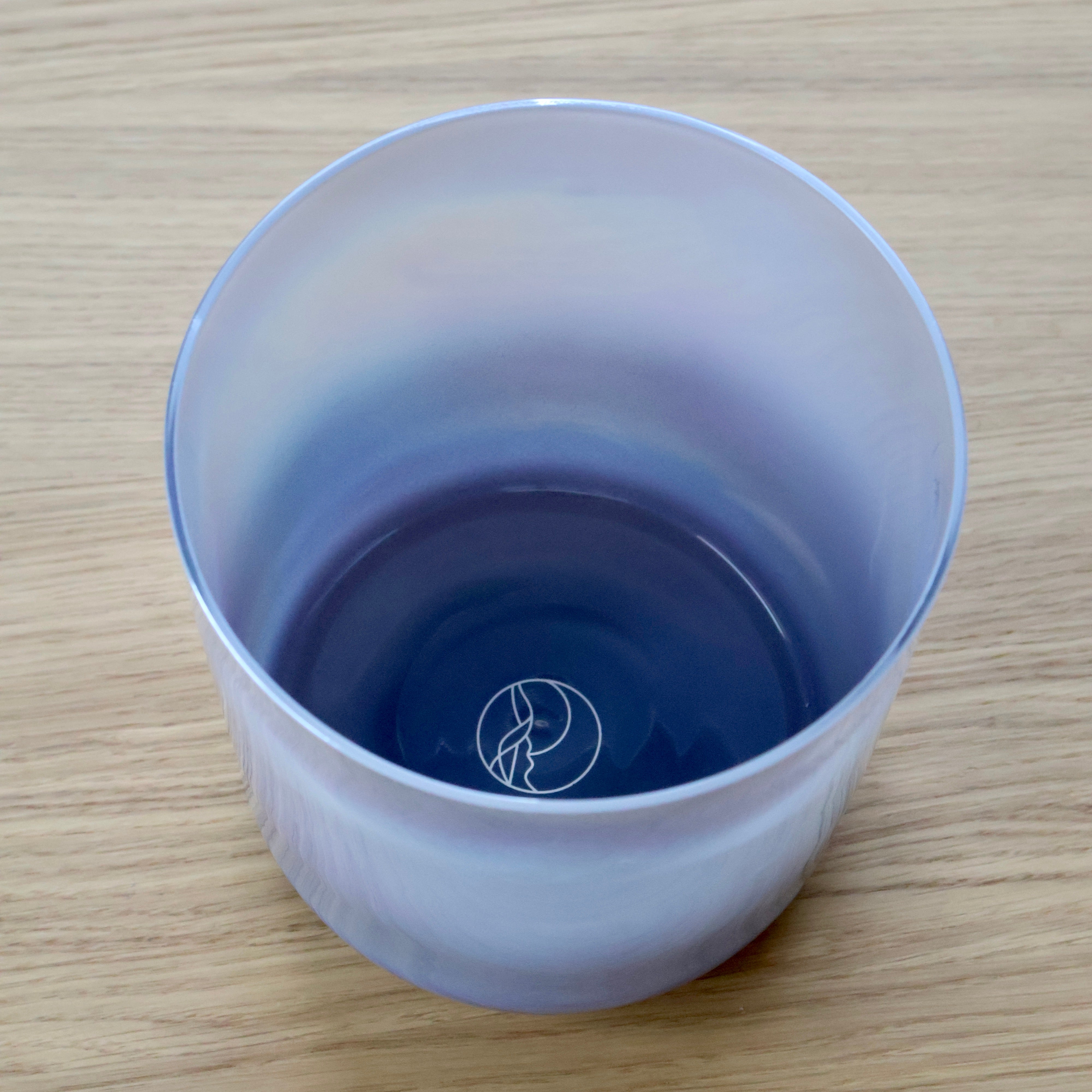 Die Selin Klangschale von Senti Bowls: wissenschaftlich fundiert, handgefertigt aus Quarzkristall für tiefgreifende Entspannung