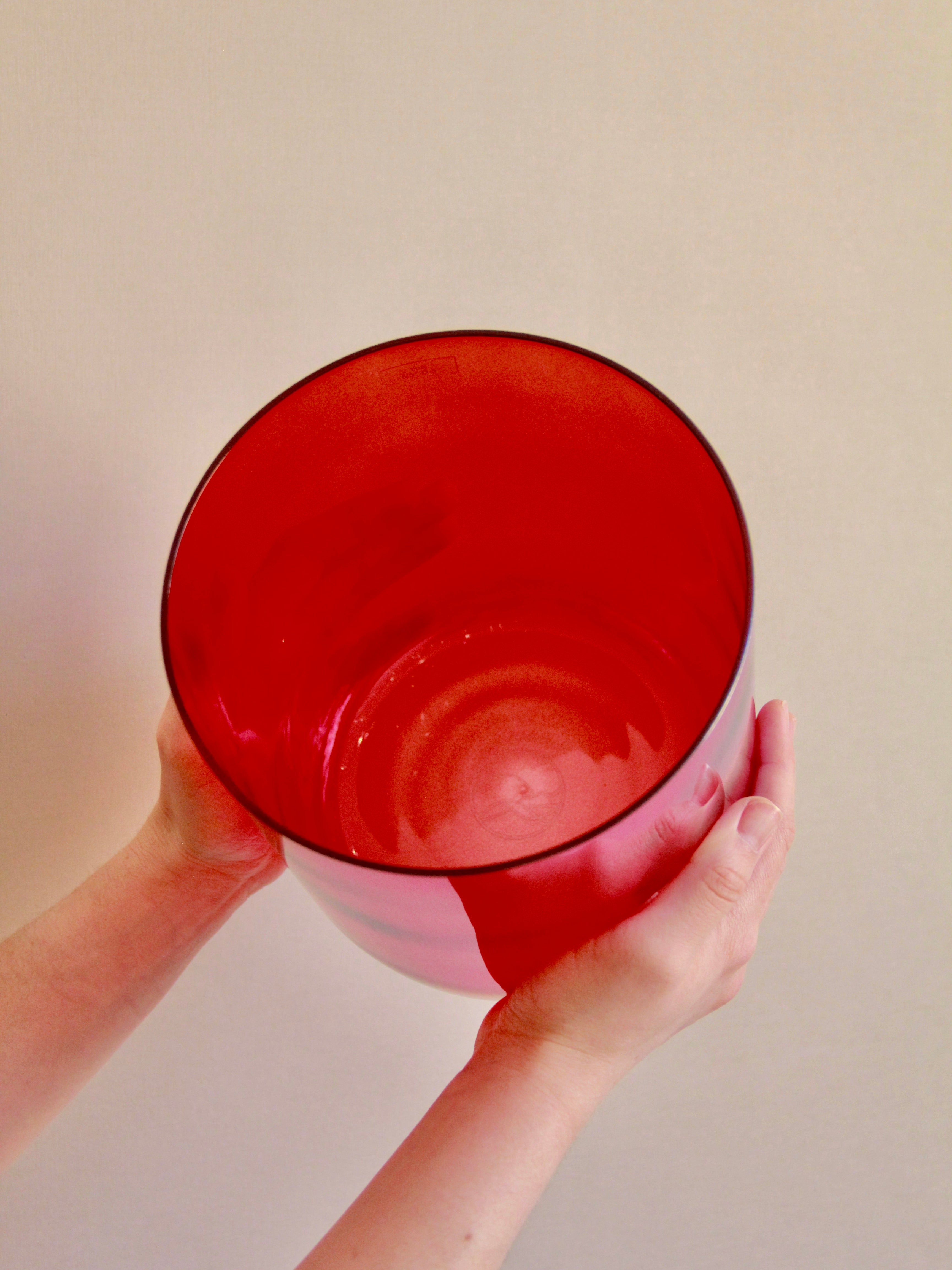 Kristallklangschale Yua von Senti Bowls in Red für Sound Meditationen