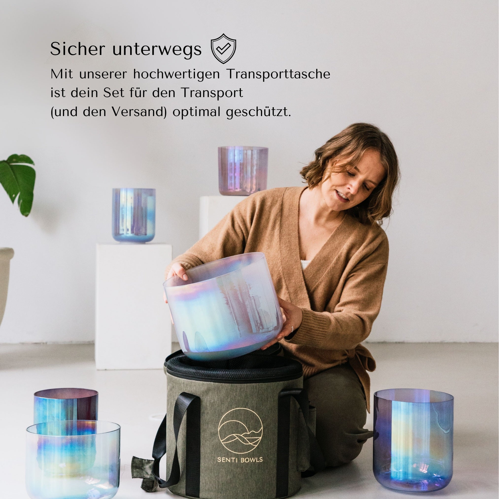 Anike, Gründerin von Senti, mit einer Senti Bowls Transporttasche und mehreren Kristallklangschalen, begeistert mit klarem Klang für Sound Meditation.