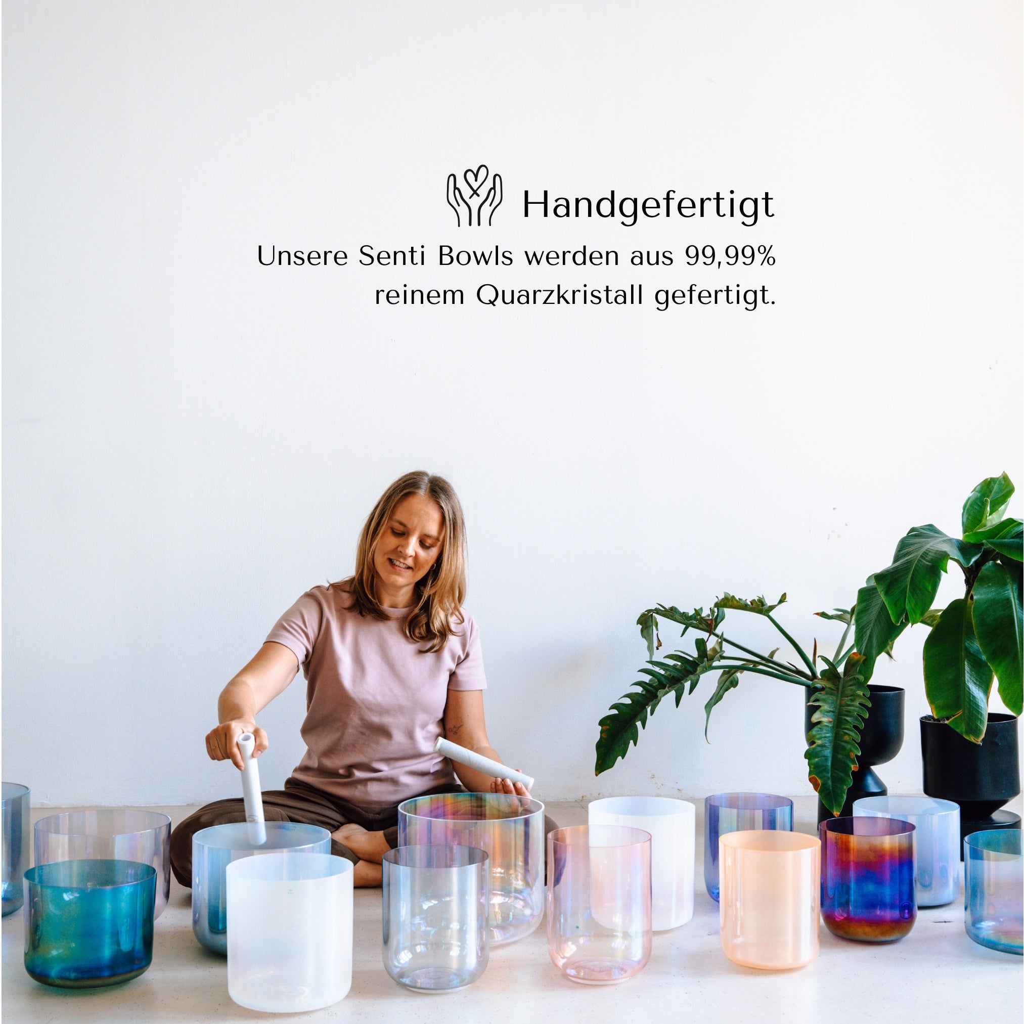 Anike mit einer Senti Bowls Kristallklangschalen-Set für Sound Meditation, handgefertigt aus Quarzkristall.