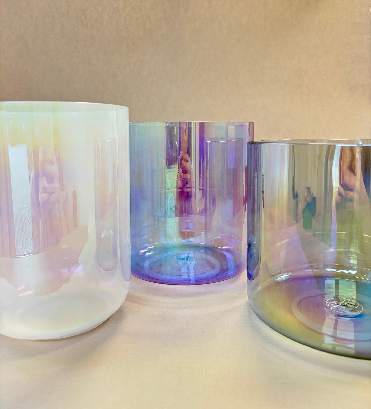 Das perfekte Anfänger Set für Sound Meditationen. Das harmonisierte Kristallklangschalen Set Clarity von Senti Bowls ist perfekt für die private Nutzung und für Yoga Lehrerinnen.