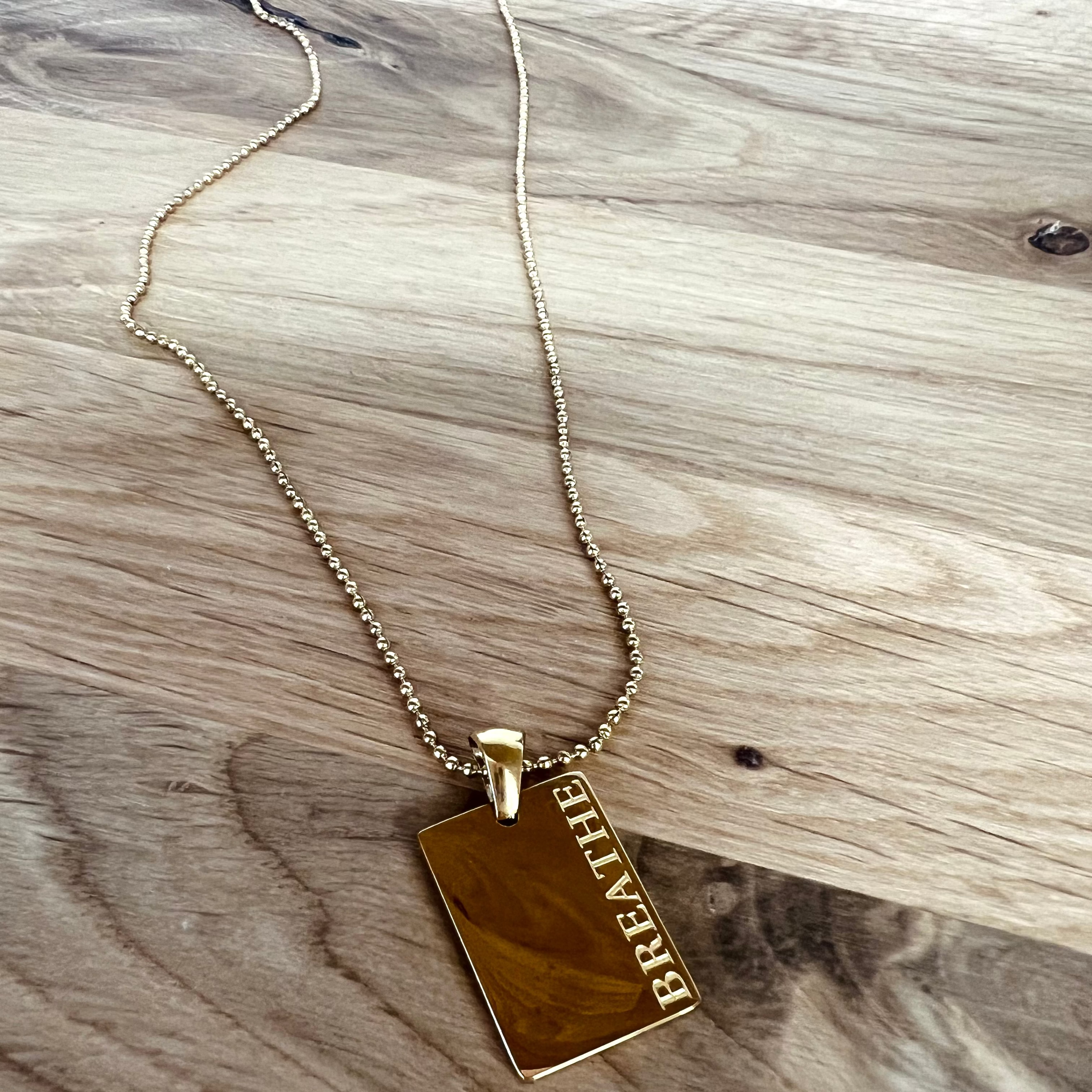 Ein tolles Geschenk ist diese Kette mit dem Schriftzug Breathe für alle, die Sound Meditationen mit Kristallklangschalen lieben.