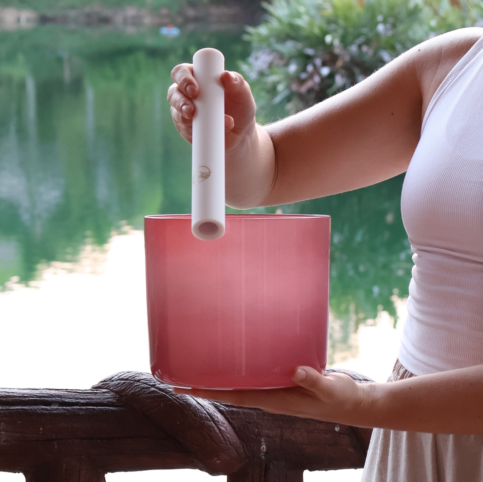 Senti Bowls Kristallklangschale für Sound Meditation im wunderschönen rot-Ton