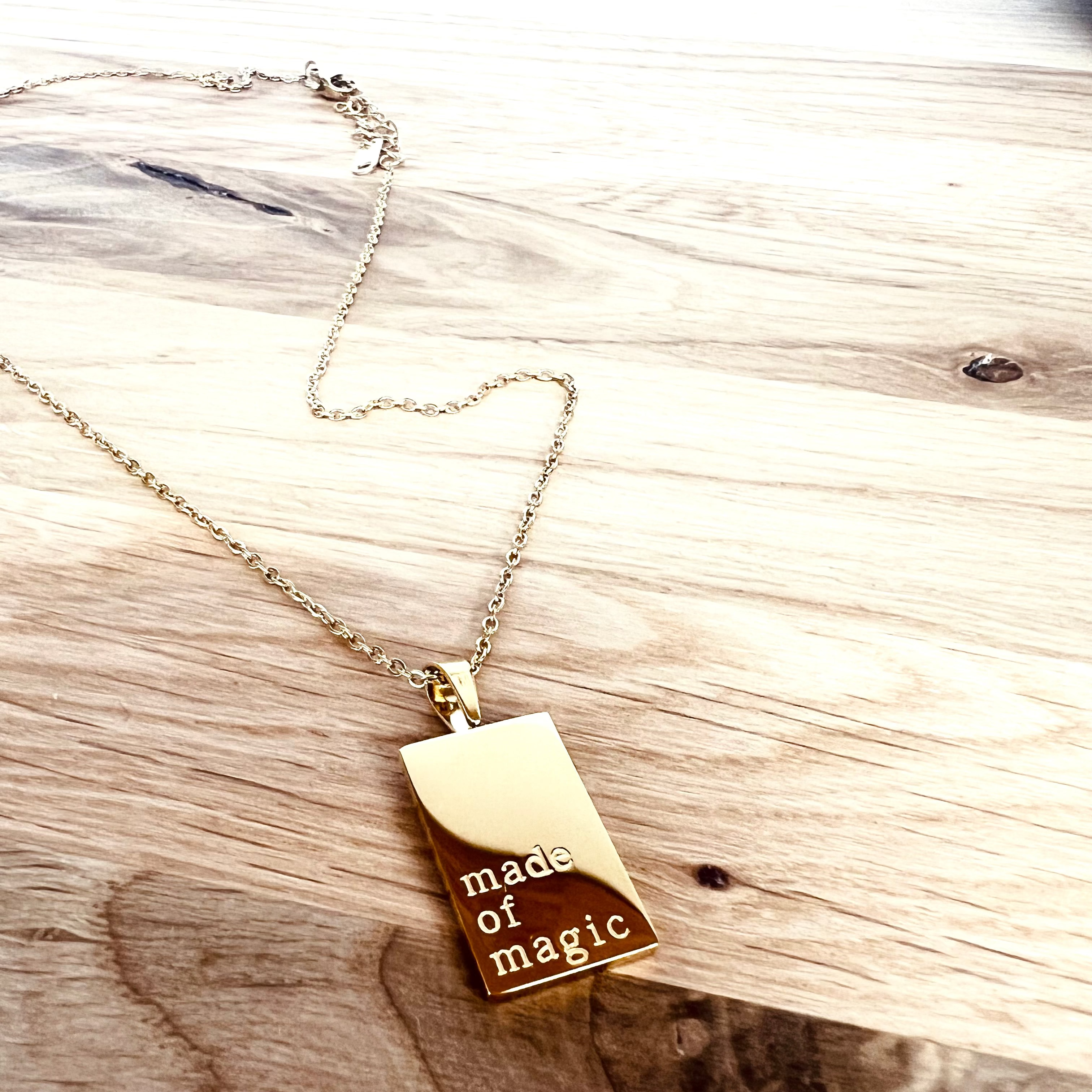 Ein tolles Geschenk ist diese Kette mit dem Schriftzug Made of Magic für alle, die Sound Meditationen mit Kristallklangschalen lieben.