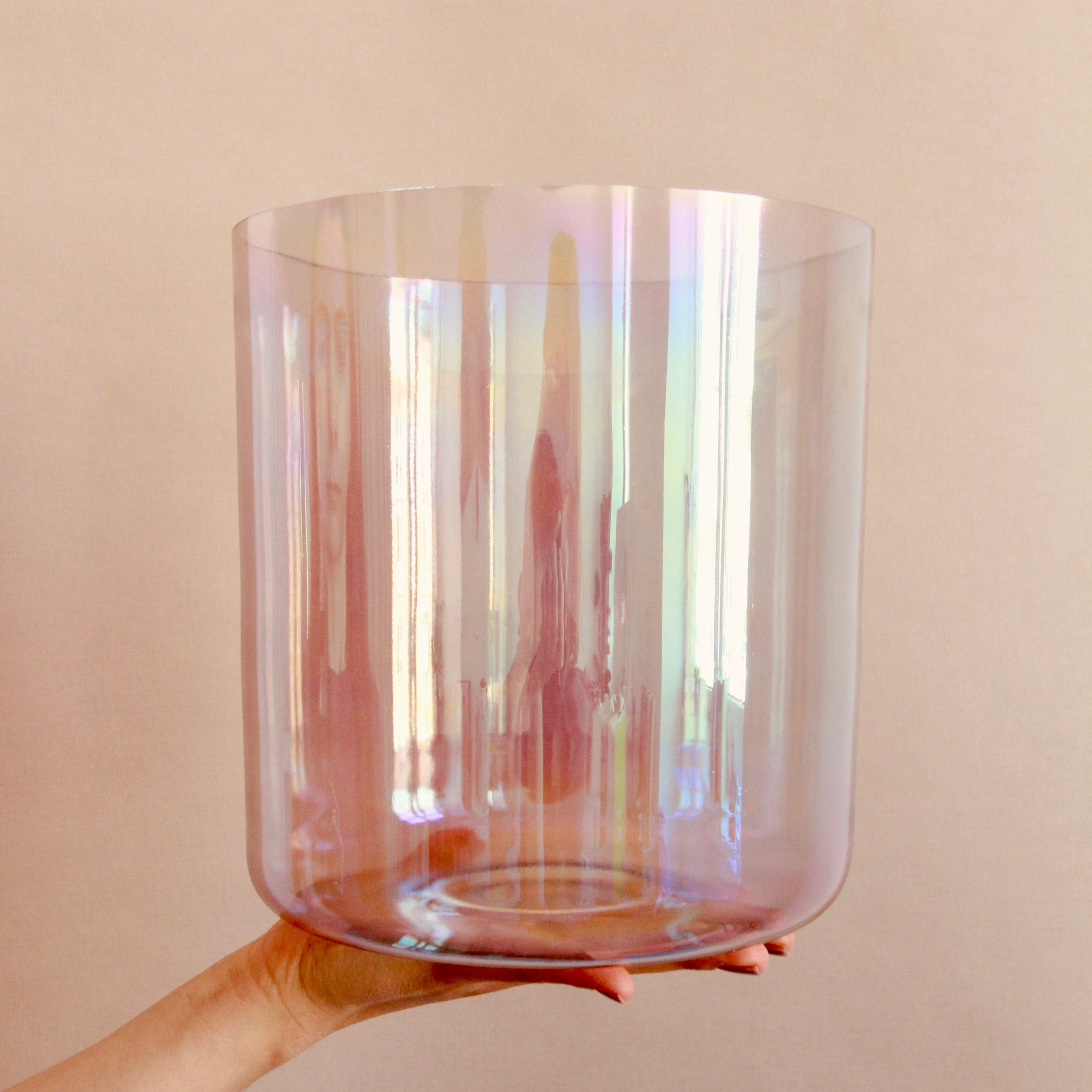 Kristallklangschale Ava für Sound Meditationen in light berry von Senti Bowls