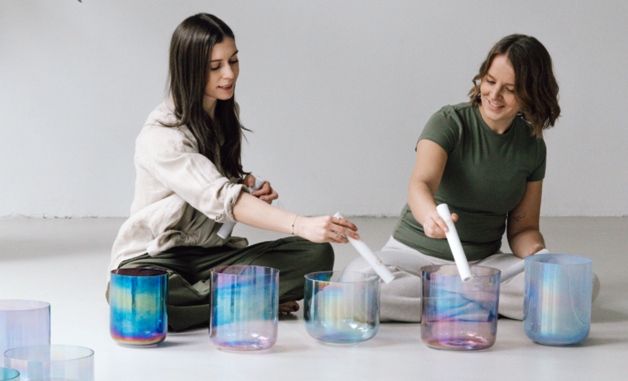 Lea und Anike bei einer gemeinsamen Sound Meditation mit den Senti Kristallklangschalen