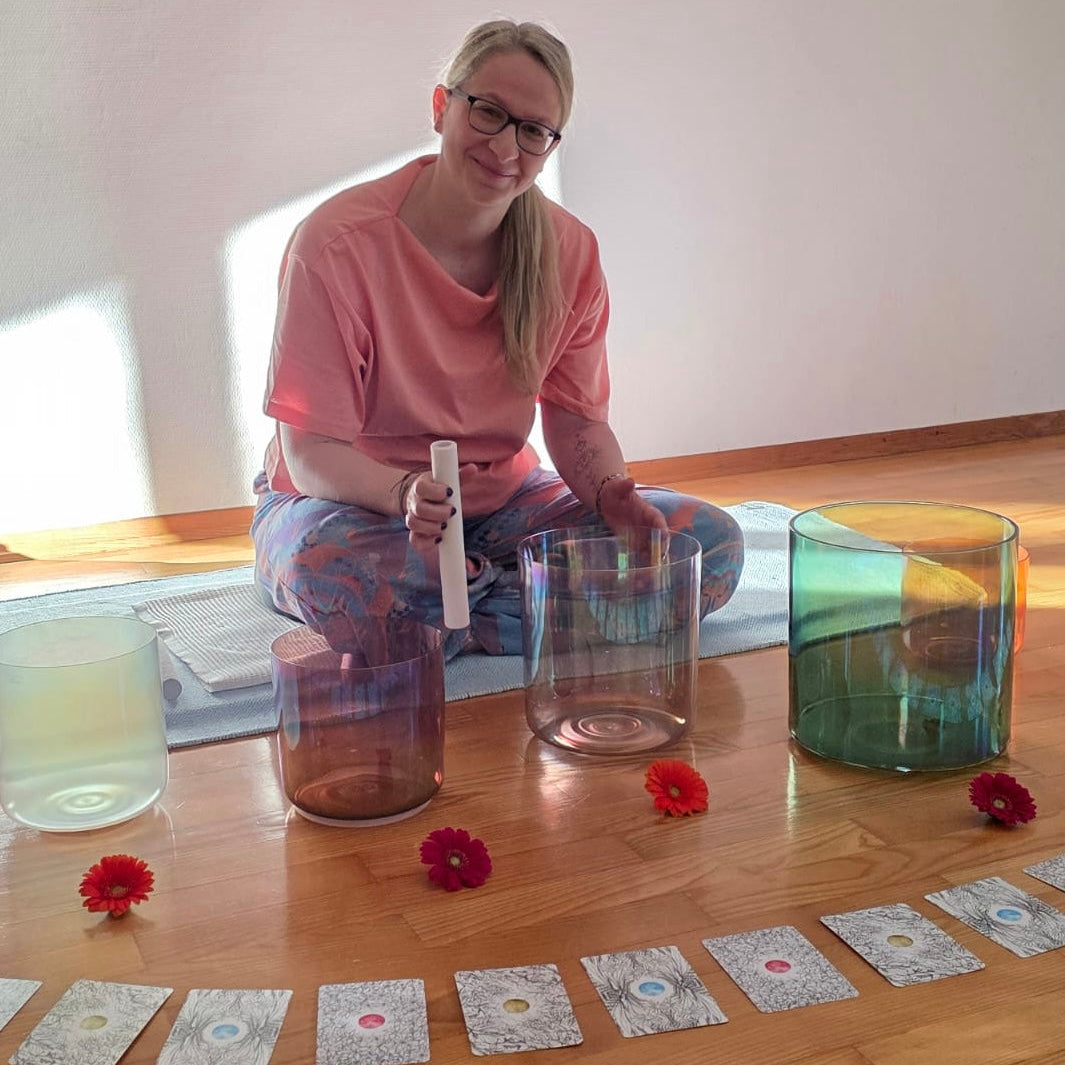 Jessica, Senti Sound Practitioner, spielt eine Senti Bowls Kristallklangschale, deren resonante Töne Stress abbauen.