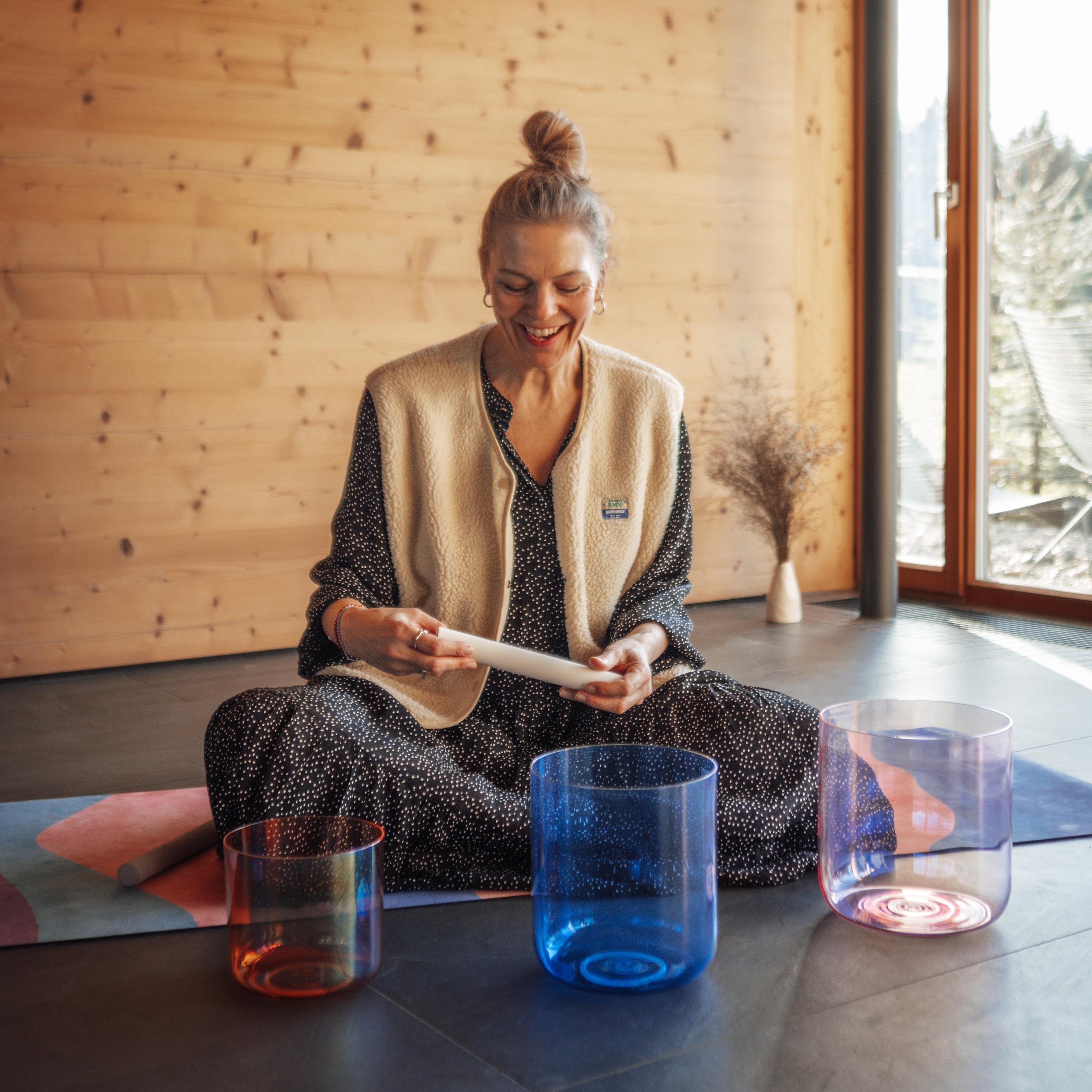Jule, Sound Practitioner, mit einer Senti Bowls Kristallklangschale, die Körper und Geist harmonisiert.
