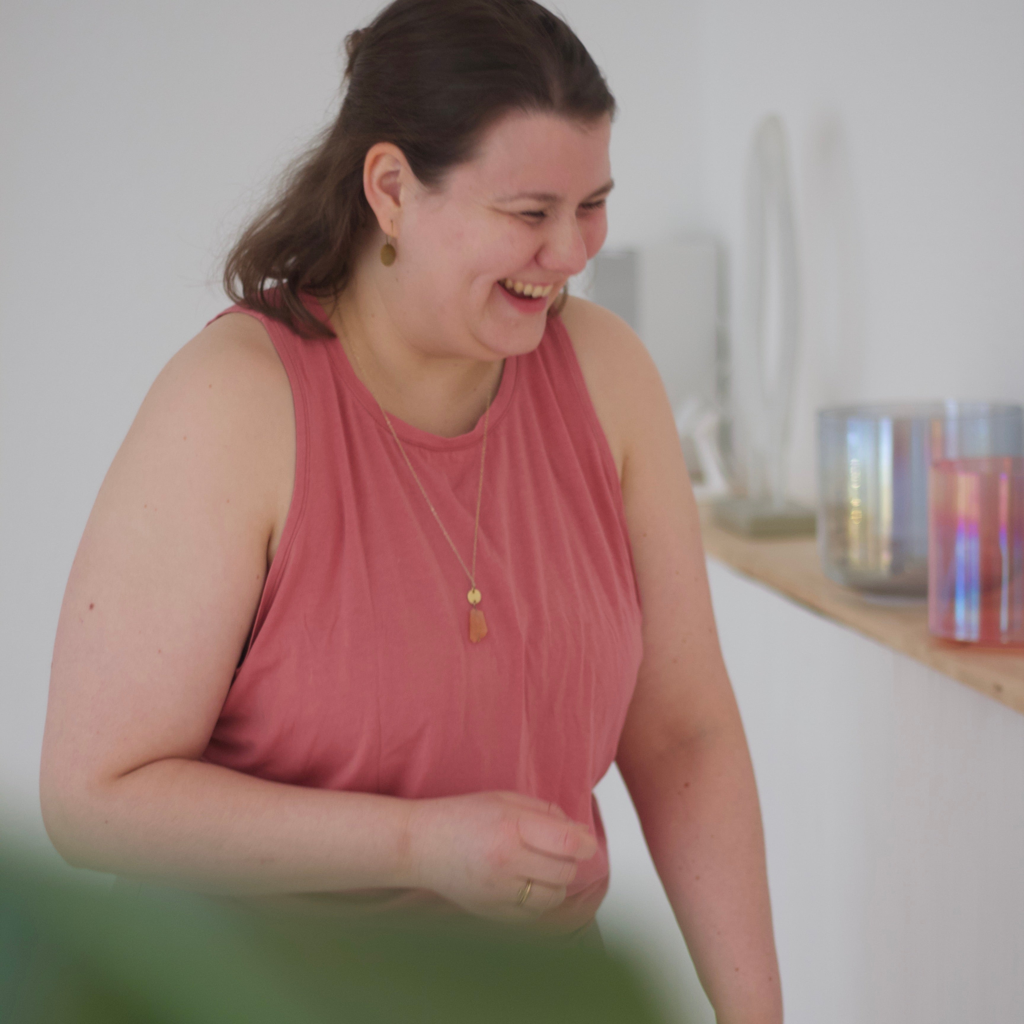 Frederike, Senti Sound Practitioner, mit einer Senti Bowls Kristallklangschale, die tiefe Ruhe fördert.