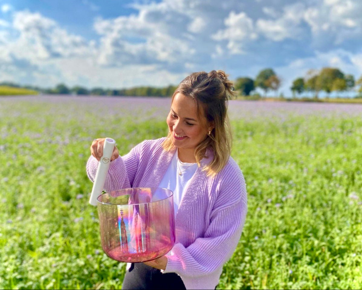 Unsere Sound Practitionerin Sophia mit einer ihrer wunderschönen Senti Bowls