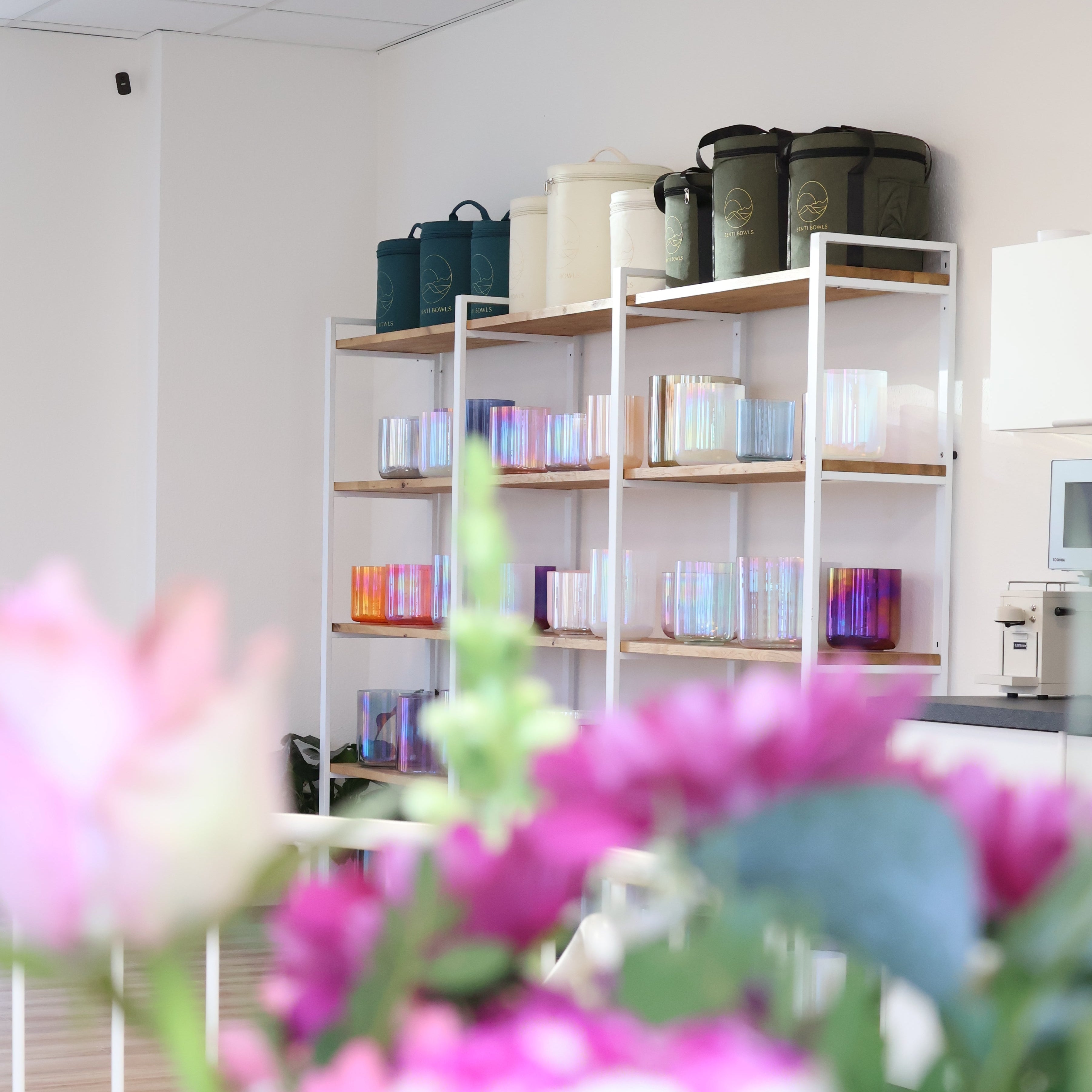 Senti Bowls Kristallklangschalen in einem modernen Studio, handgefertigt aus Quarzkristall für inspirierende Töne.