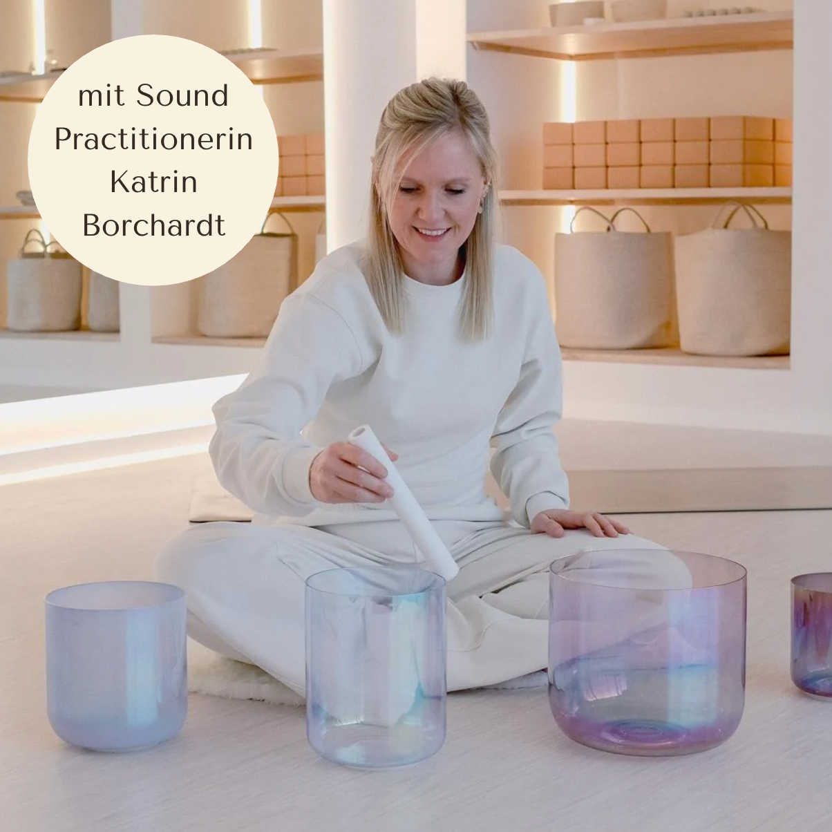 Katrin, eine der Senti Sound Practitioner im Align Studio in Hamburg mit ihren Kristallklangschalen von Senti Bowls