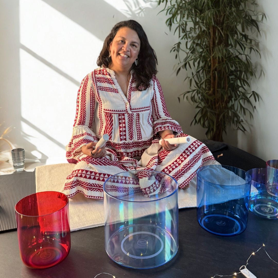 Ana mit einem Senti Bowls Kristallklangschalen-Set für Sound Meditation, handgefertigt aus Quarzkristall.c