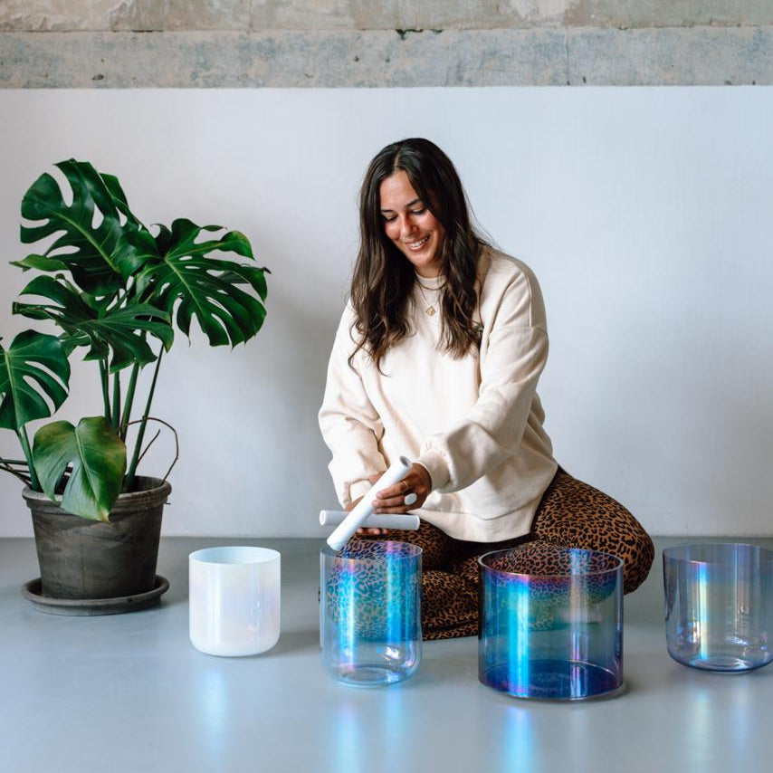 Clarissa, Senti Sound Practitioner, spielt eine Senti Bowls Kristallklangschale, deren resonante Töne Stress abbauen.