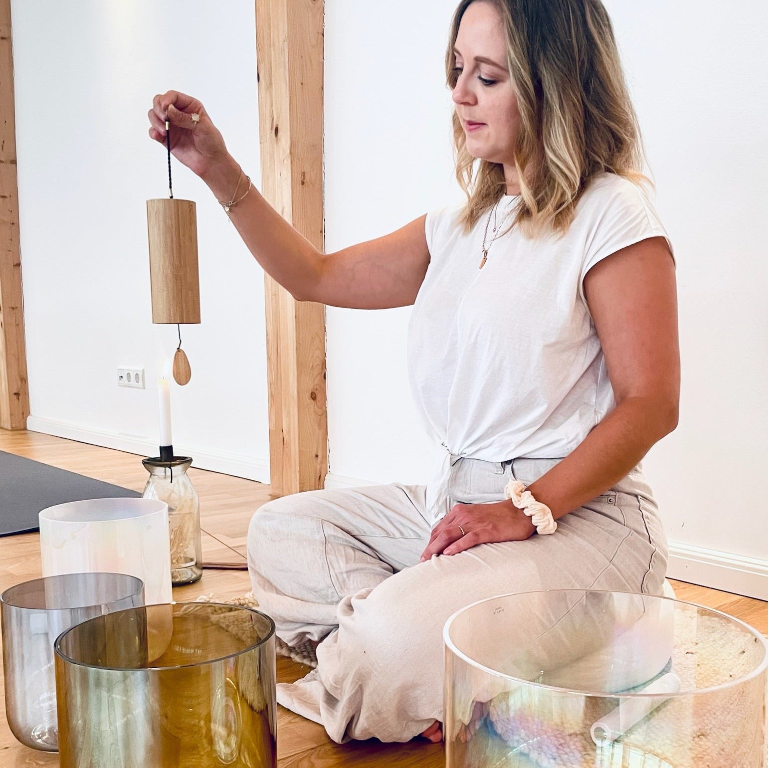 Franzi, Senti Sound Practitioner, spielt eine Senti Bowls Kristallklangschale, deren resonante Töne Stress abbauen.