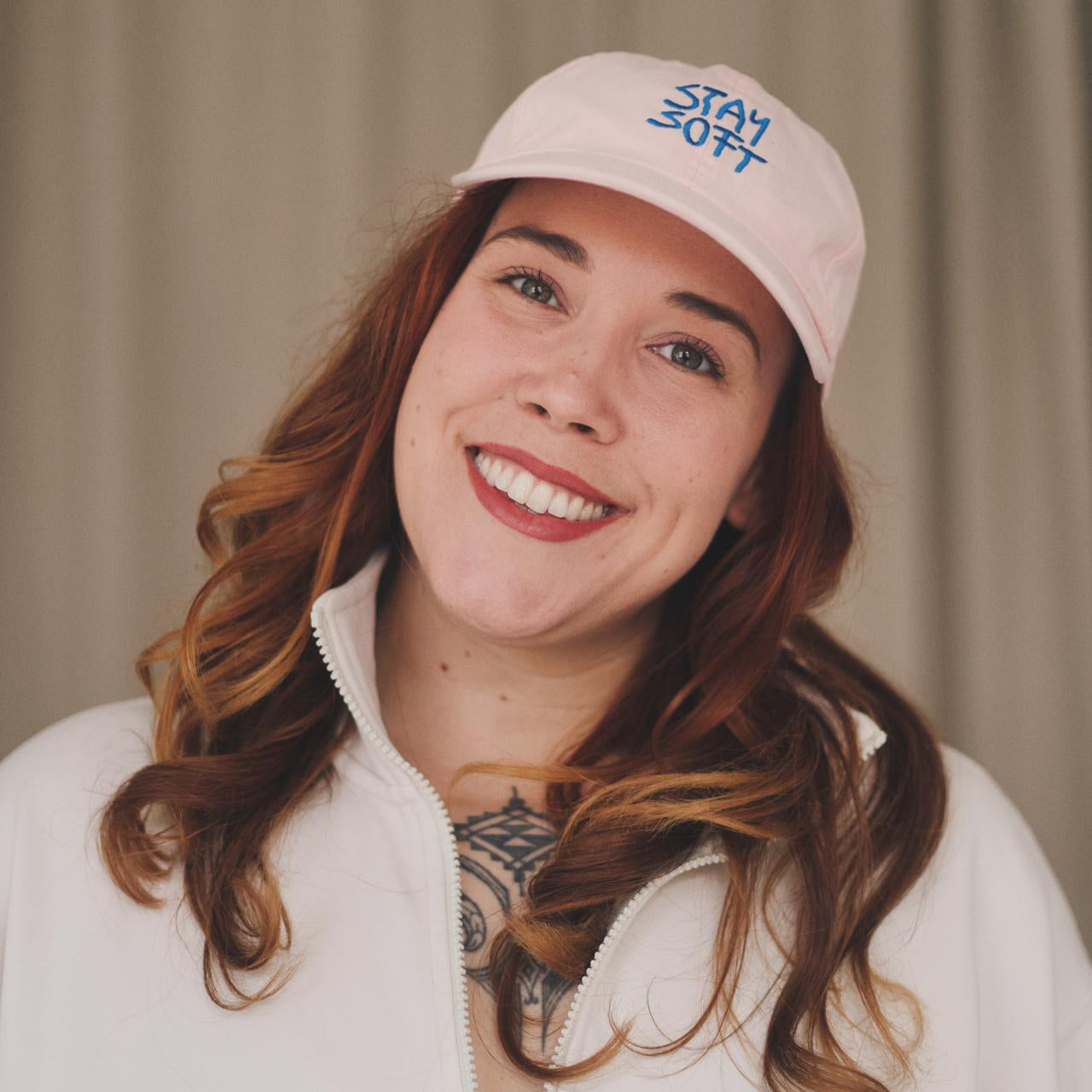 Senti Sound Trainerin Pia spielt wunderschöne Kristallklangschalen aus Quarz – fein gestimmt, feinfühlig gespielt