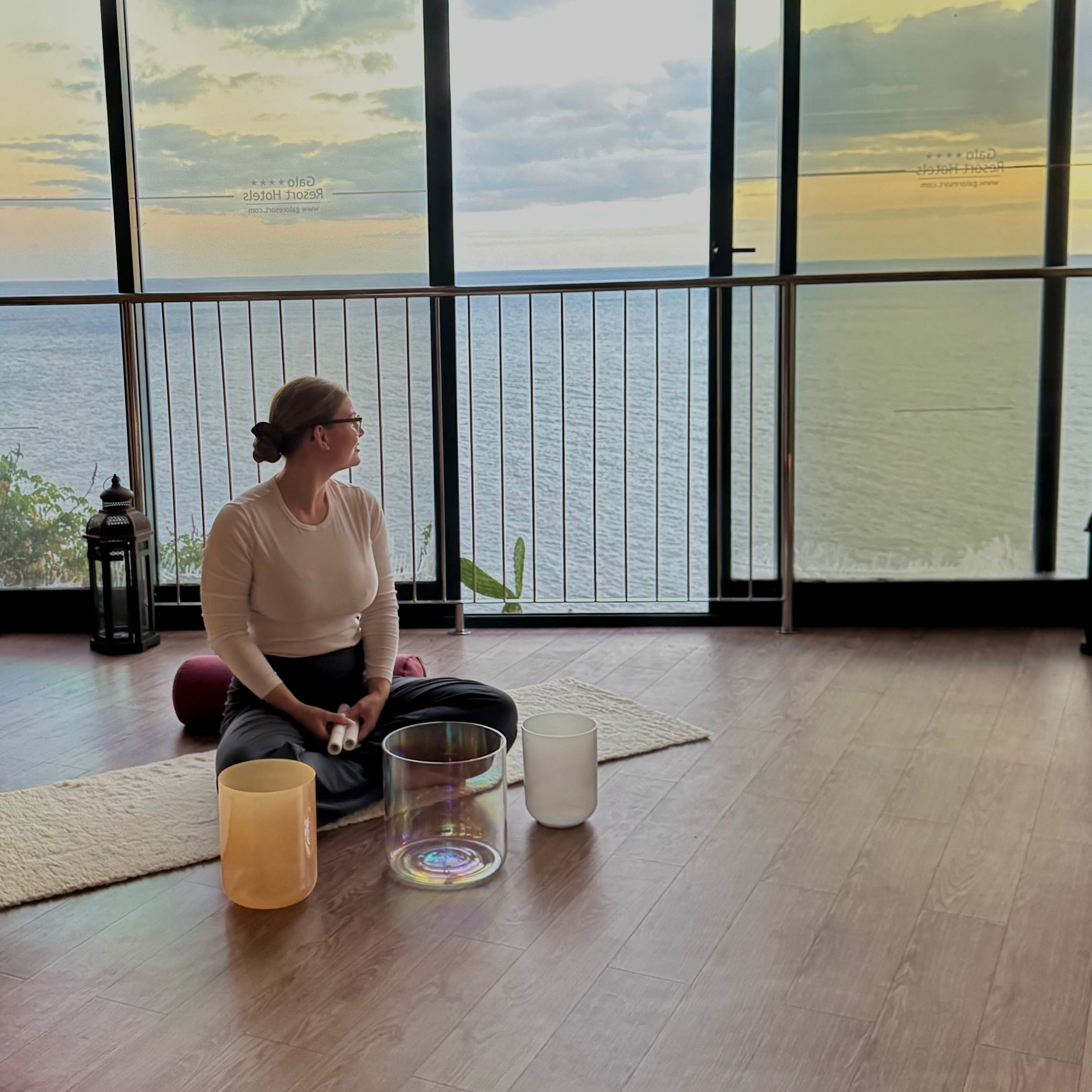 Tabea, Sound Practitioner, mit einer Senti Bowls Kristallklangschale, die Körper und Geist harmonisiert.