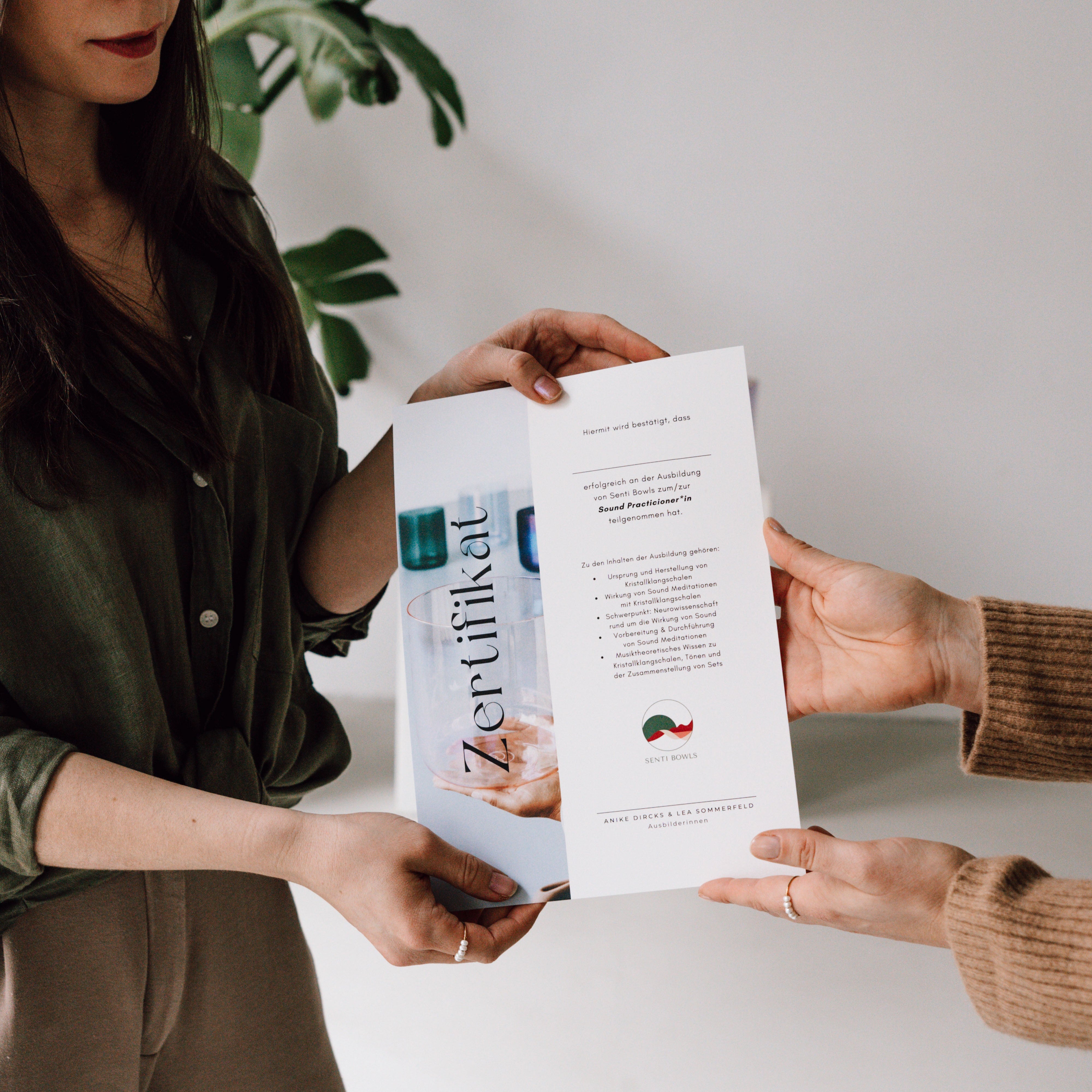 Lea übergibt nach dem Sound Training ein Zertifikat zum Senti Sound Practitioner