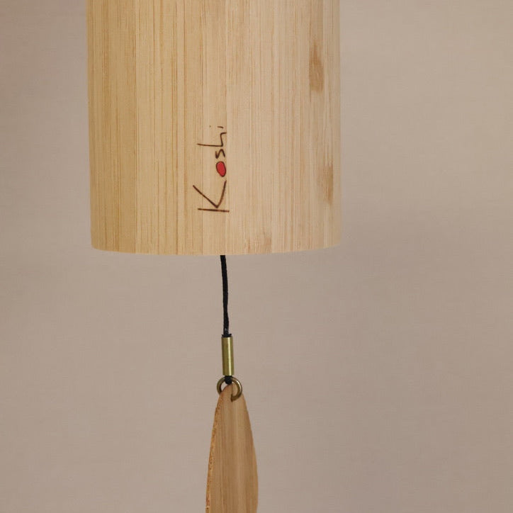 „Koshi Windchimes neben Kristallklangschalen – harmonisches Accessoire für Sound Meditation und entspannende Klangreisen im Meditationsraum“