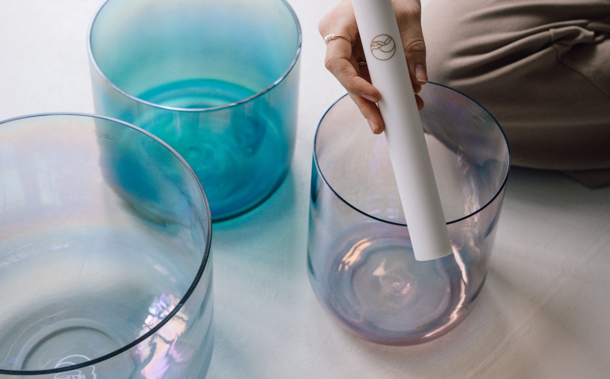 Ein wunderschönes, harmonisiertes Kristallklangschalen Set für Sound Meditation von Senti Bowls, das auch für Anfänger geeignet ist