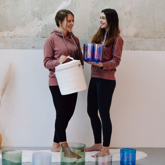 Anike und Lea von Senti Bowls führen dich durch dein digitales Training für Sound Meditationen mit Kristallklangschalen